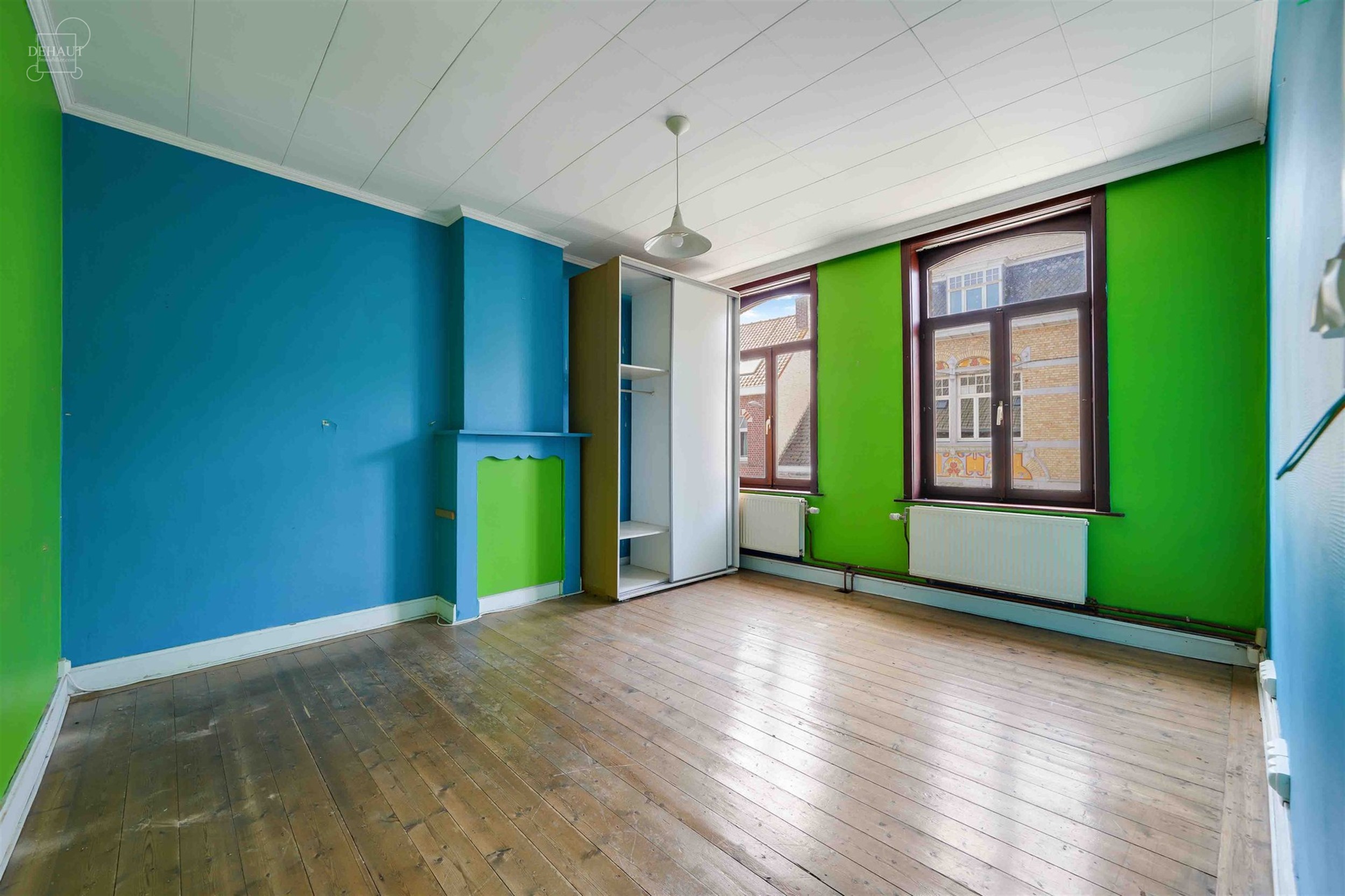 Ruime rijwoning met een inkomhal, een woonkamer, een keuken, een kelder, een wasruimte/toilet, een eerste badkamer, 4 slaapkamers en een ruime oudersl...
