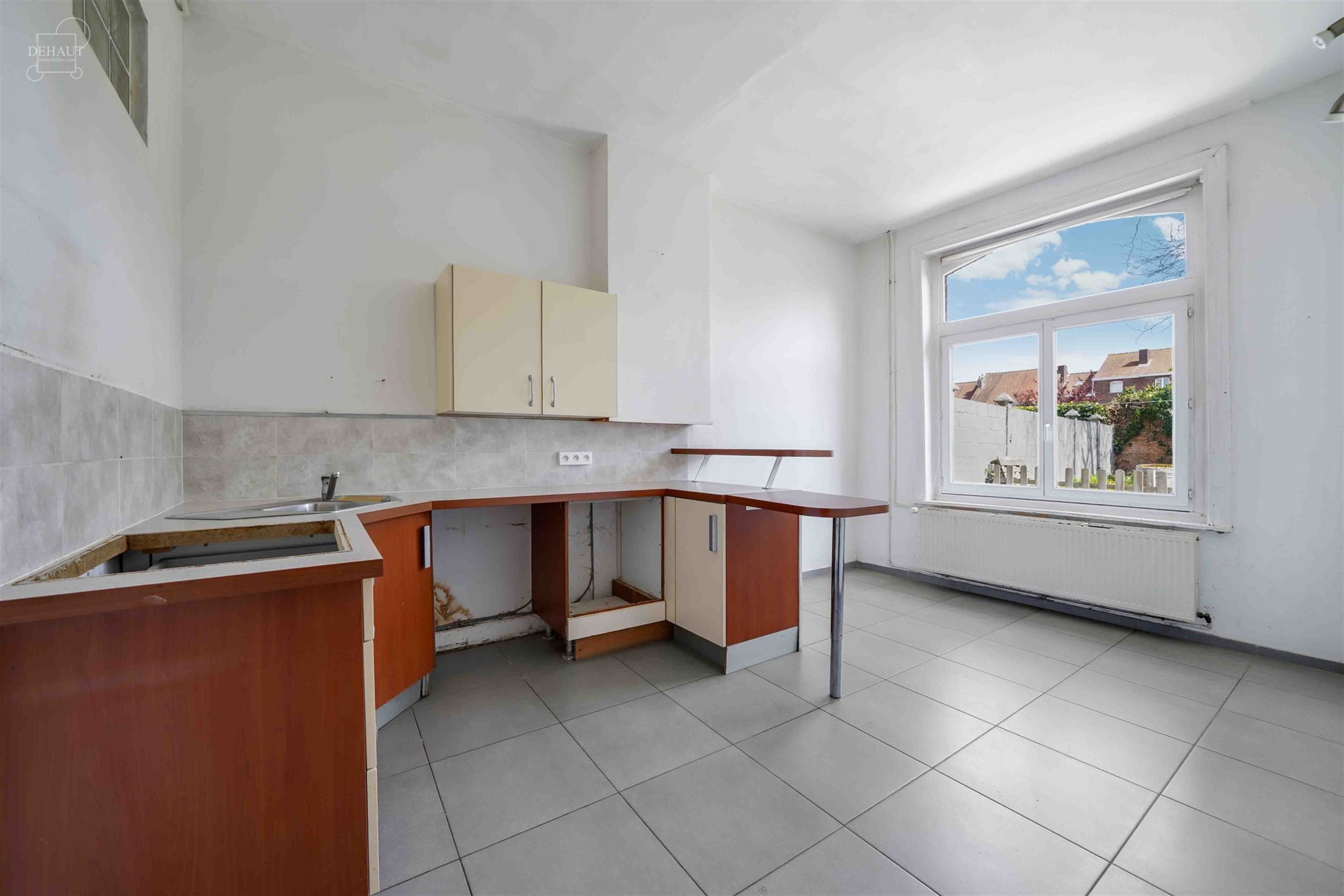 Ruime rijwoning met een inkomhal, een woonkamer, een keuken, een kelder, een wasruimte/toilet, een eerste badkamer, 4 slaapkamers en een ruime oudersl...