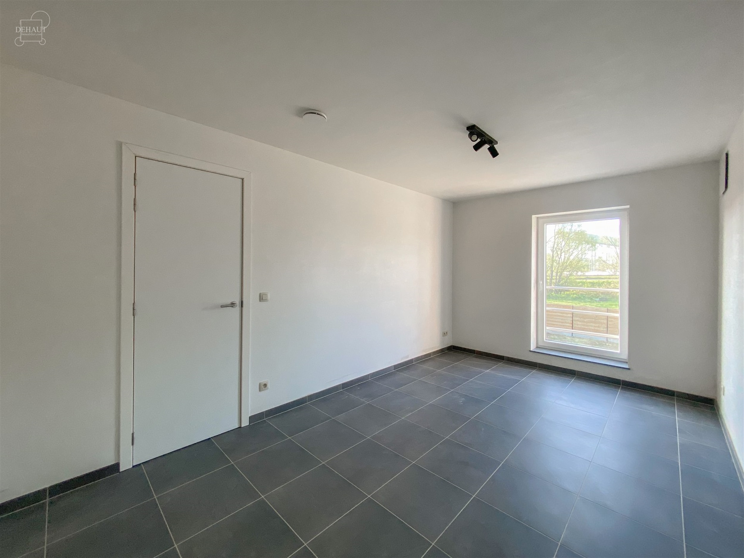 Schitterend nieuw semi-individueel gebouw bestaande uit een inkomhal, een woonkamer die uitgeeft op een ingerichte keuken, een bijkeuken, twee toilett...