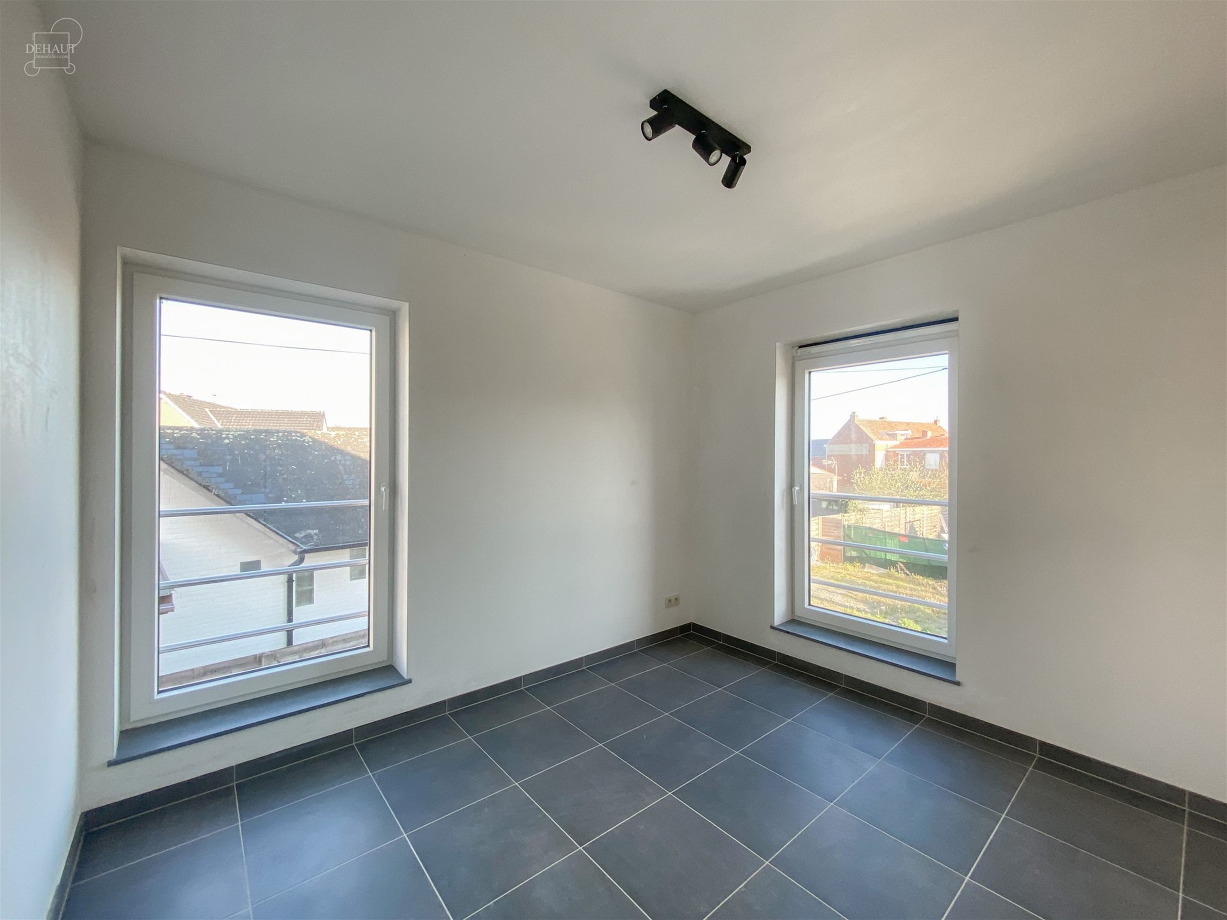 Schitterend nieuw semi-individueel gebouw bestaande uit een inkomhal, een woonkamer die uitgeeft op een ingerichte keuken, een bijkeuken, twee toilett...