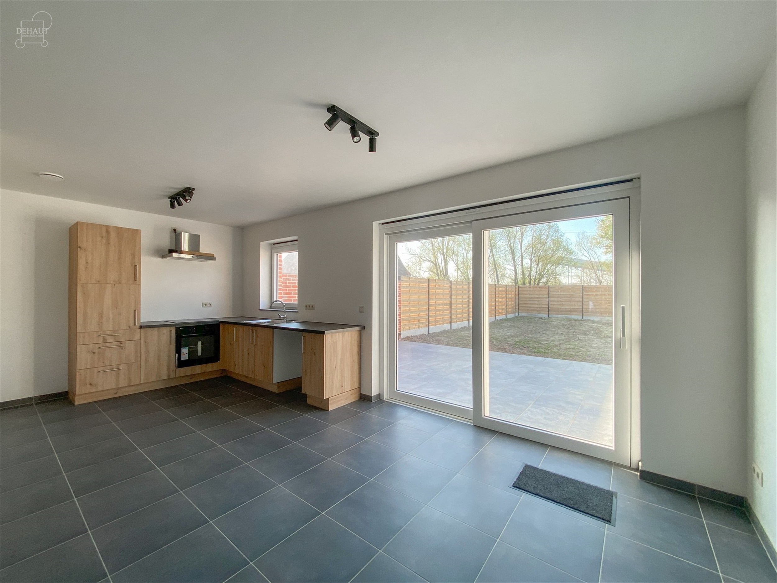 Schitterend nieuw semi-individueel gebouw bestaande uit een inkomhal, een woonkamer die uitgeeft op een ingerichte keuken, een bijkeuken, twee toilett...
