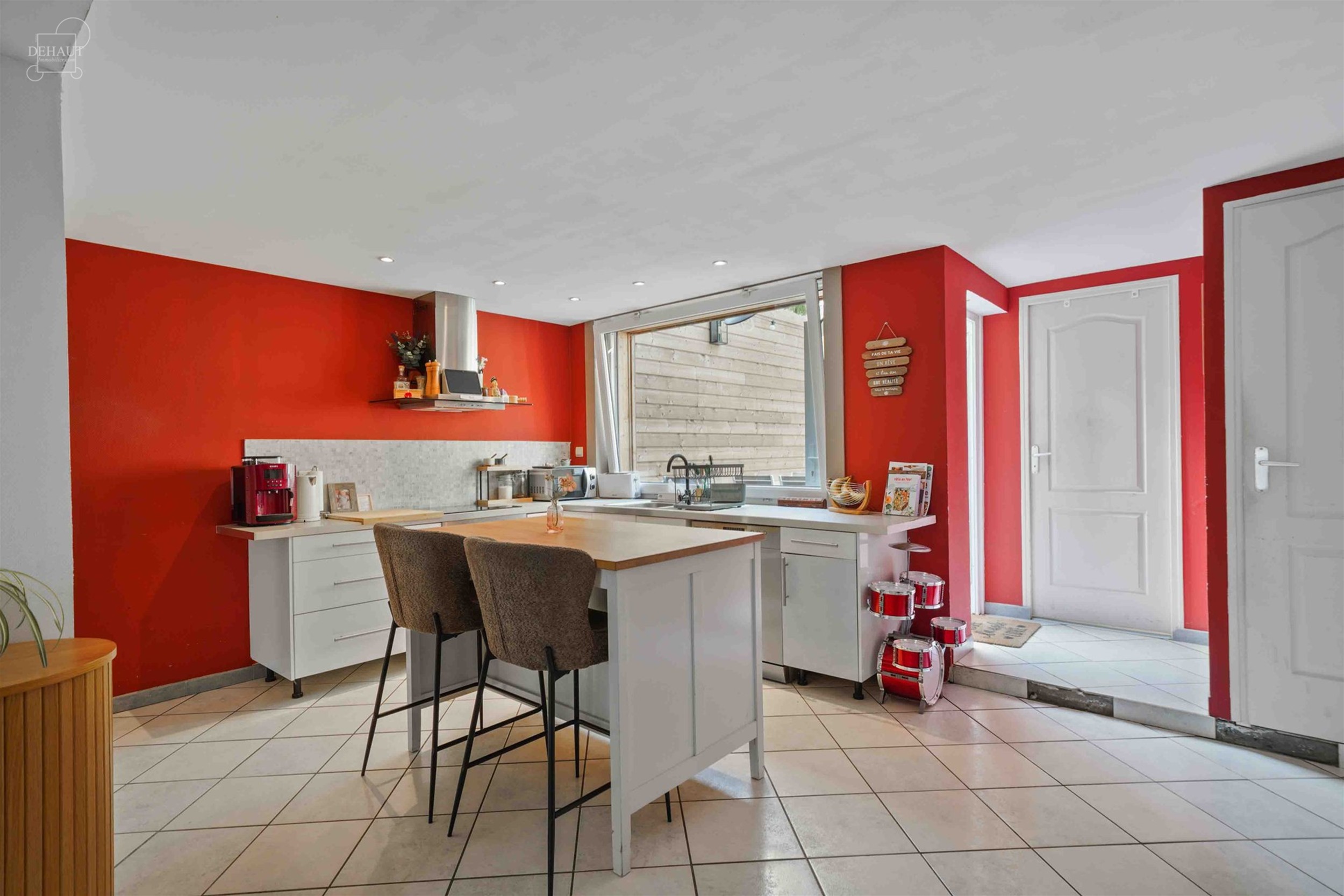 Jolie maison de ville située à deux pas de la Lys. Se compose d'un hall d'entrée desservant un séjour, une cuisine équipée, une salle de bain, u...