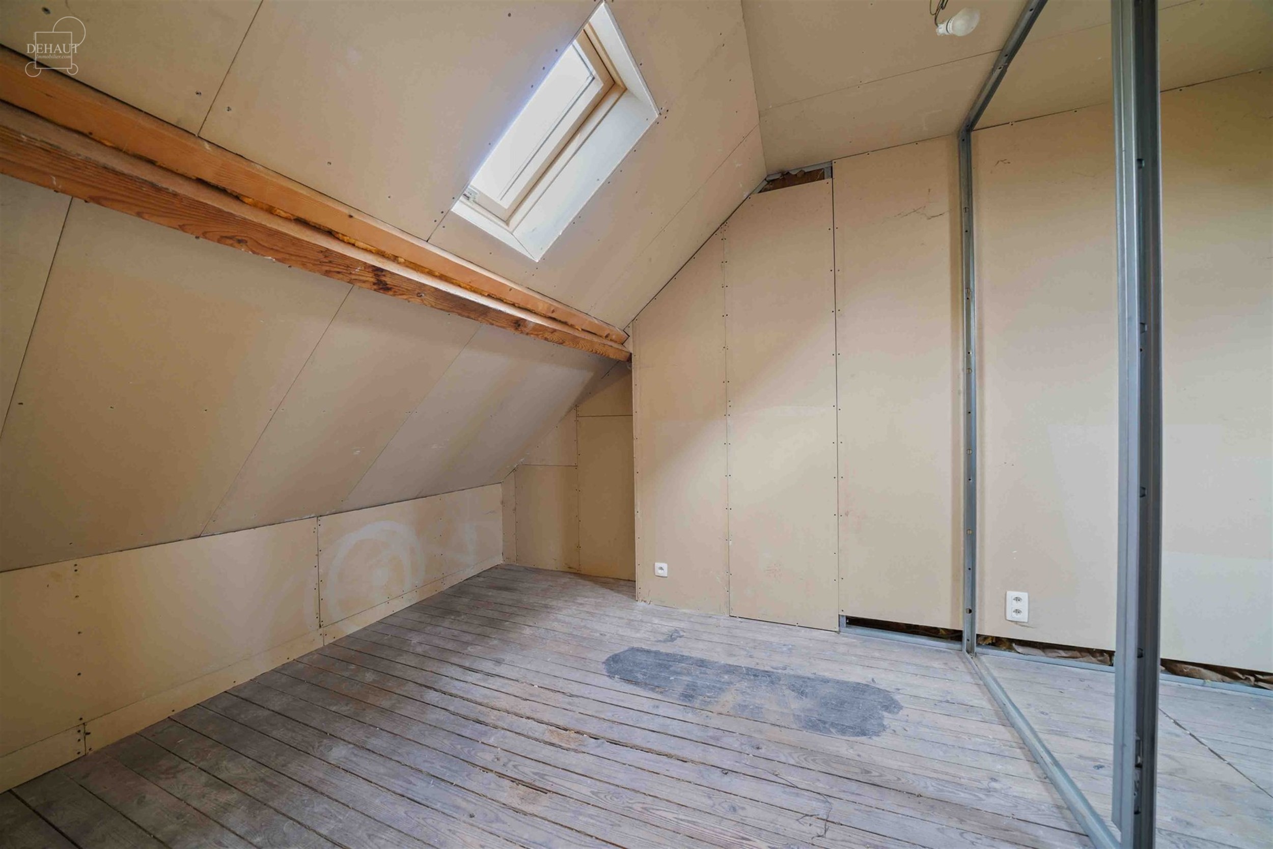 Jolie maison de ville située à deux pas de la Lys. Se compose d'un hall d'entrée desservant un séjour, une cuisine équipée, une salle de bain, u...