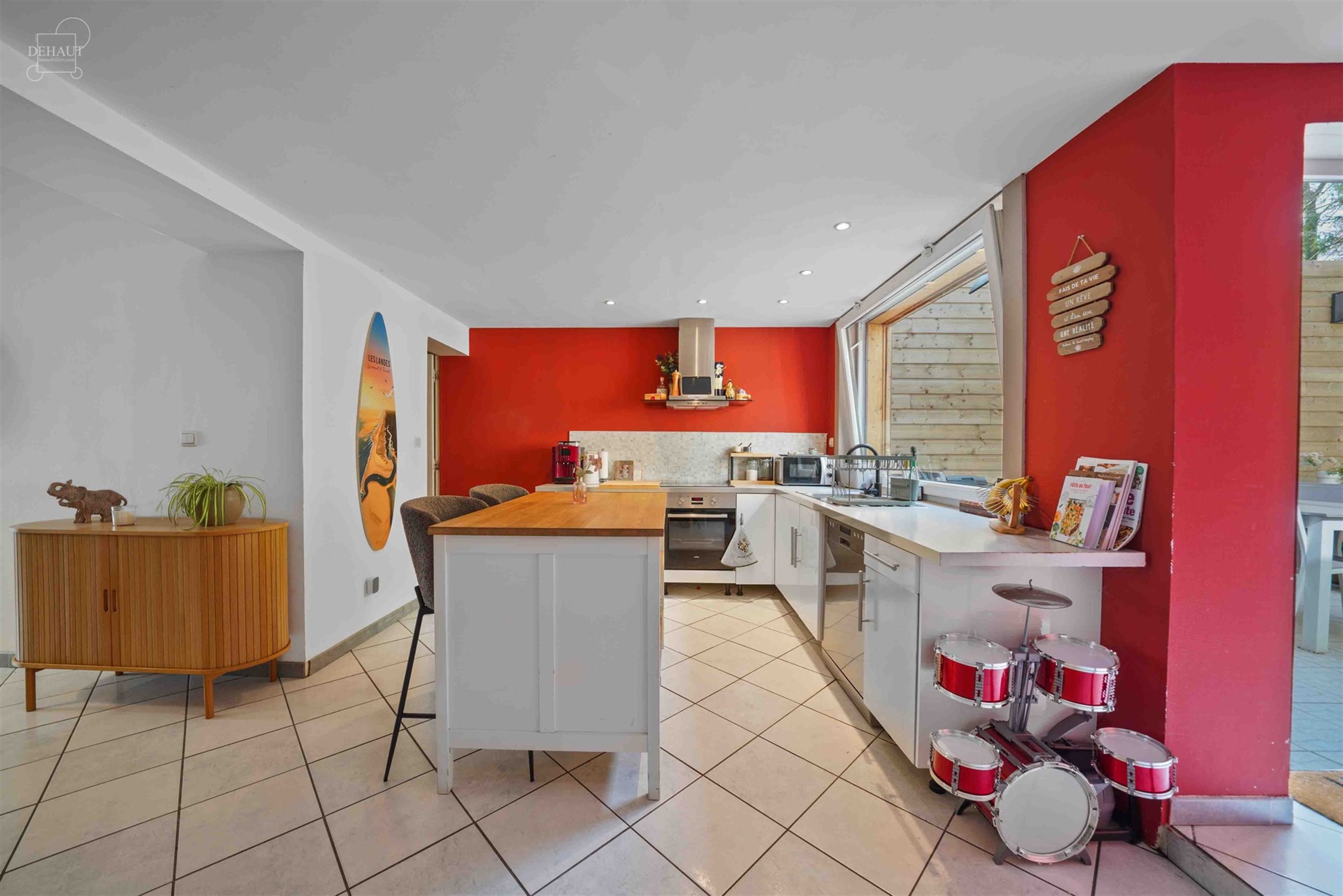 Jolie maison de ville située à deux pas de la Lys. Se compose d'un hall d'entrée desservant un séjour, une cuisine équipée, une salle de bain, u...