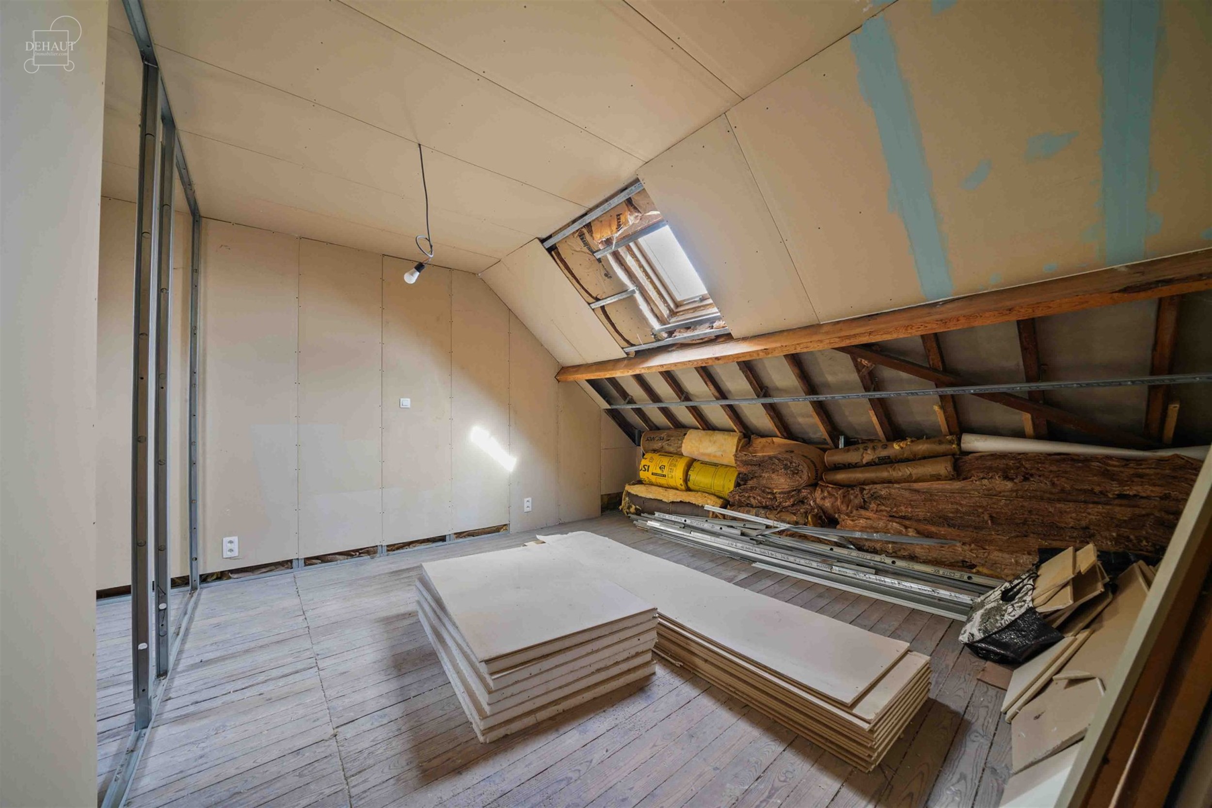 Jolie maison de ville située à deux pas de la Lys. Se compose d'un hall d'entrée desservant un séjour, une cuisine équipée, une salle de bain, u...