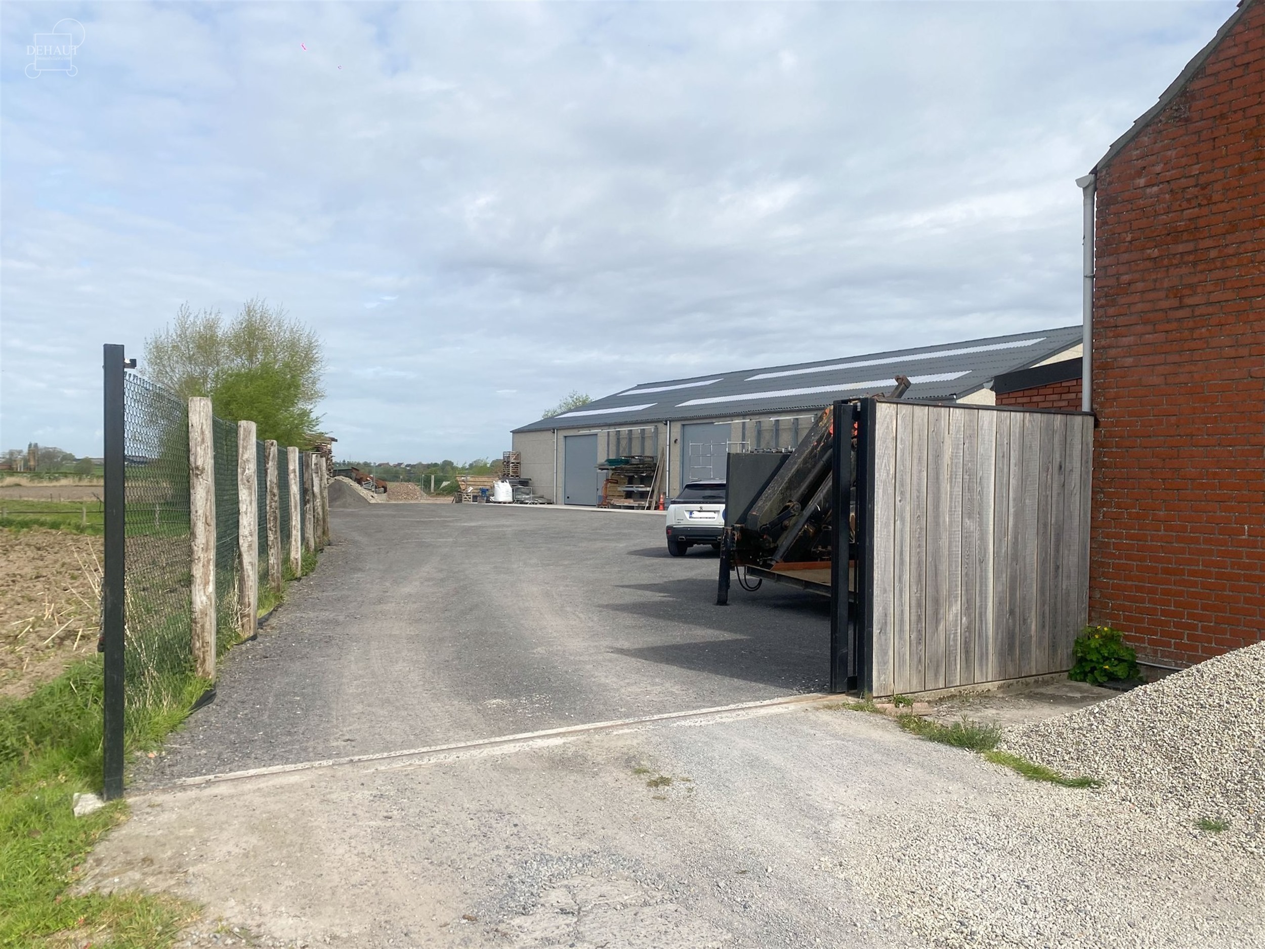 Grand hangar neuf (uniquement pour indépendants assujettis à la TVA).
Accès sécurisé par portail et système de vidéosurveillance.
Superficie ...
