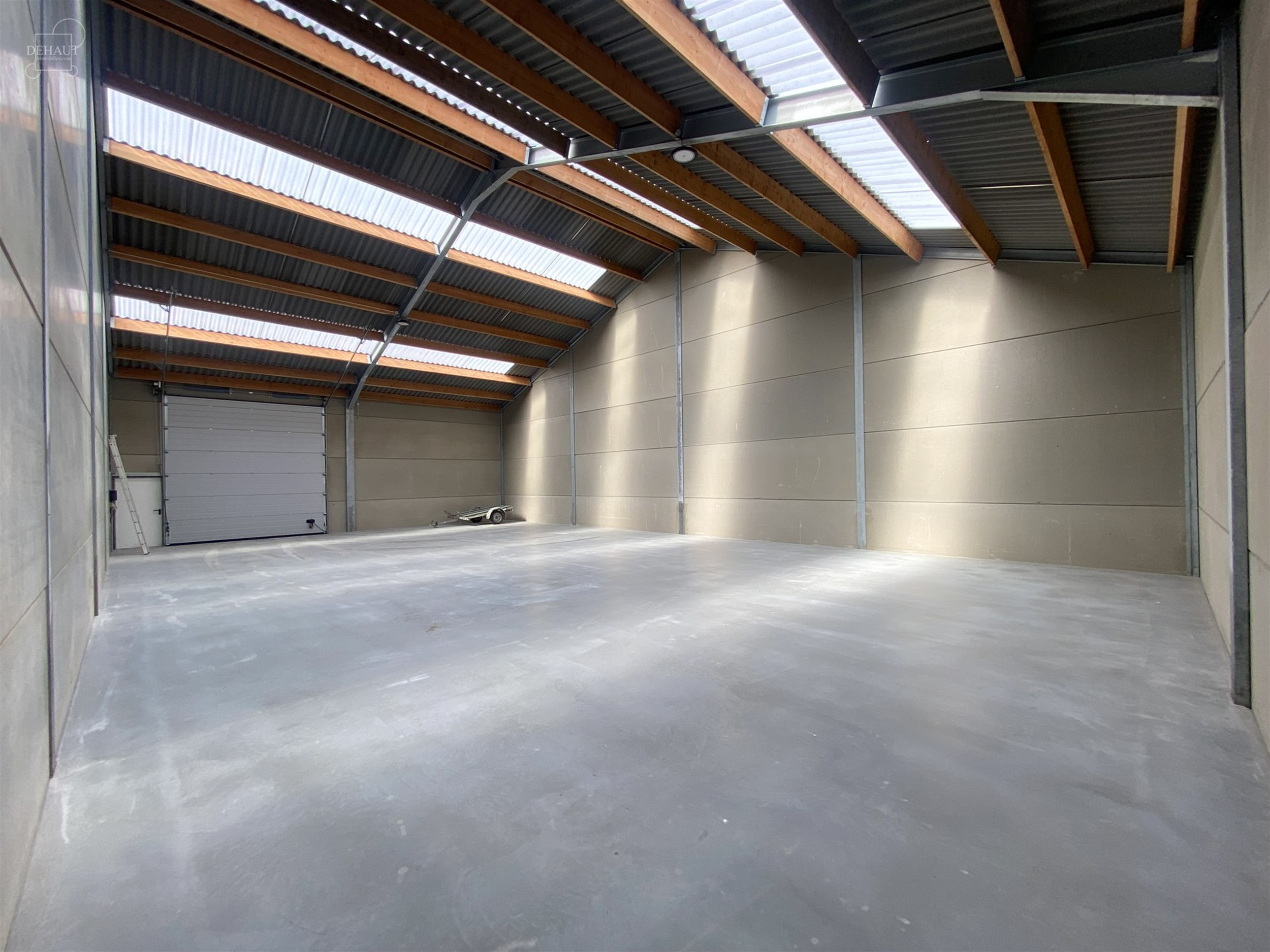 Grand hangar neuf (uniquement pour indépendants assujettis à la TVA).
Accès sécurisé par portail et système de vidéosurveillance.
Superficie ...