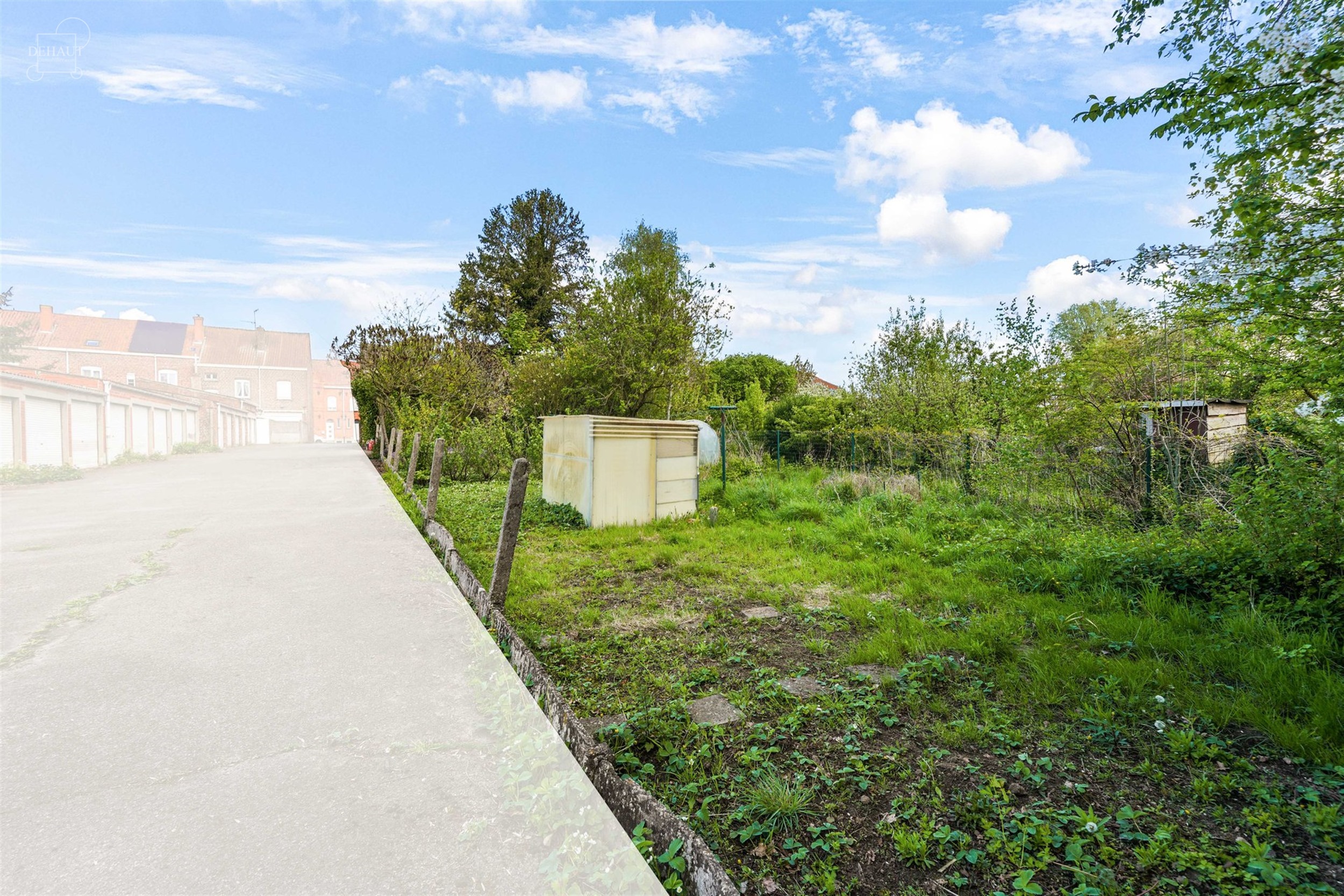 Aantrekkelijk, ruim appartement vlakbij het stadscentrum, met garage en tuin.
Begane grond: hal, bijkeuken, kelder en garage. Eerste verdieping: grot...