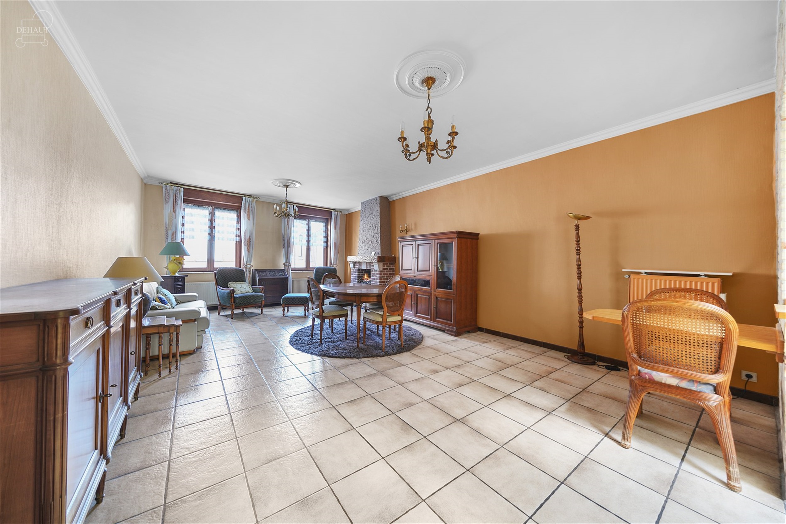 Aantrekkelijk, ruim appartement vlakbij het stadscentrum, met garage en tuin.
Begane grond: hal, bijkeuken, kelder en garage. Eerste verdieping: grot...