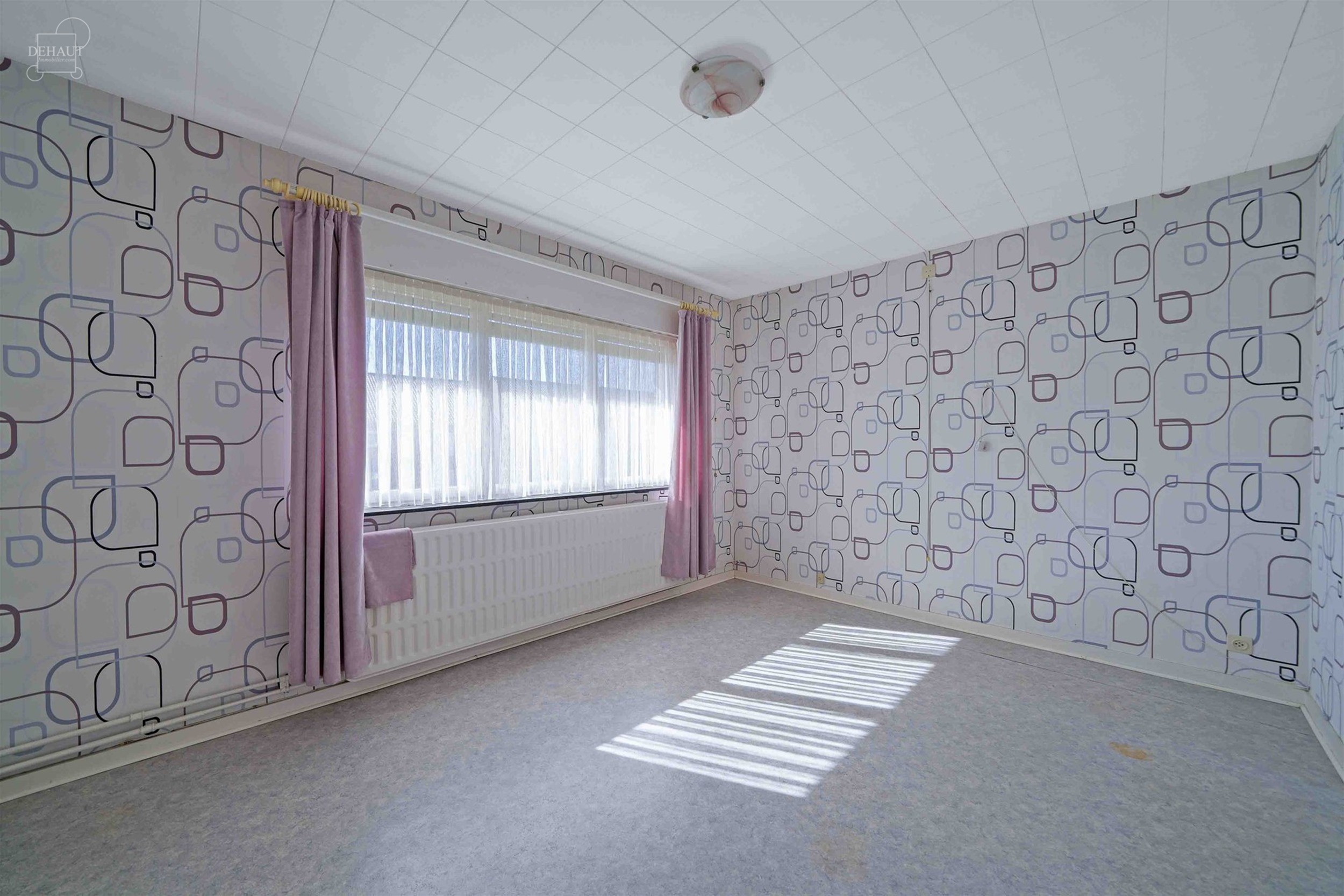 Vrijstaand huis met garage ideaal gelegen aan de rand van een woonwijk.
Beschikt over een inkomhal, lichte woonkamer, keuken, kelder, serre, WC, badk...