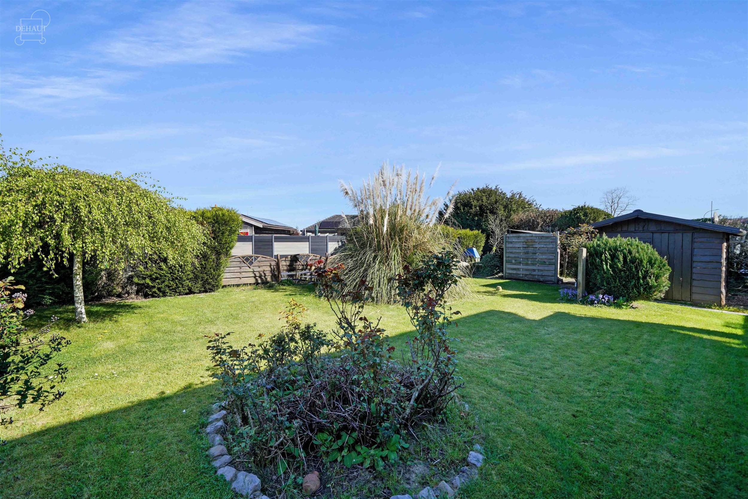 Vrijstaand huis met garage ideaal gelegen aan de rand van een woonwijk.
Beschikt over een inkomhal, lichte woonkamer, keuken, kelder, serre, WC, badk...