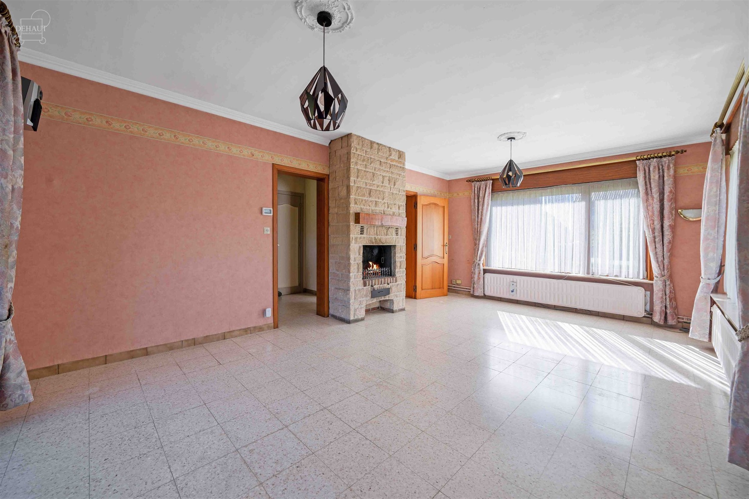 Vrijstaand huis met garage ideaal gelegen aan de rand van een woonwijk.
Beschikt over een inkomhal, lichte woonkamer, keuken, kelder, serre, WC, badk...