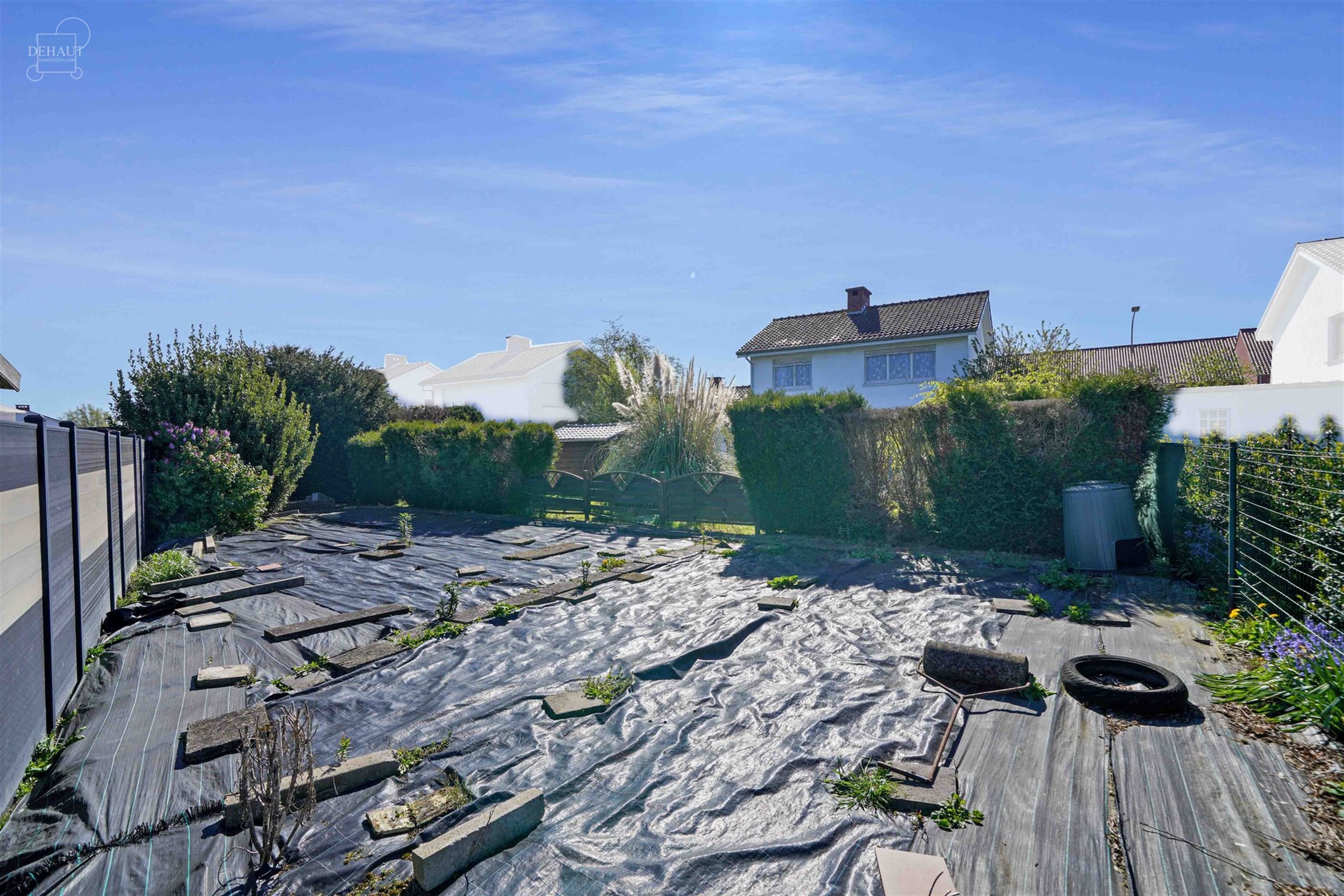 Vrijstaand huis met garage ideaal gelegen aan de rand van een woonwijk.
Beschikt over een inkomhal, lichte woonkamer, keuken, kelder, serre, WC, badk...