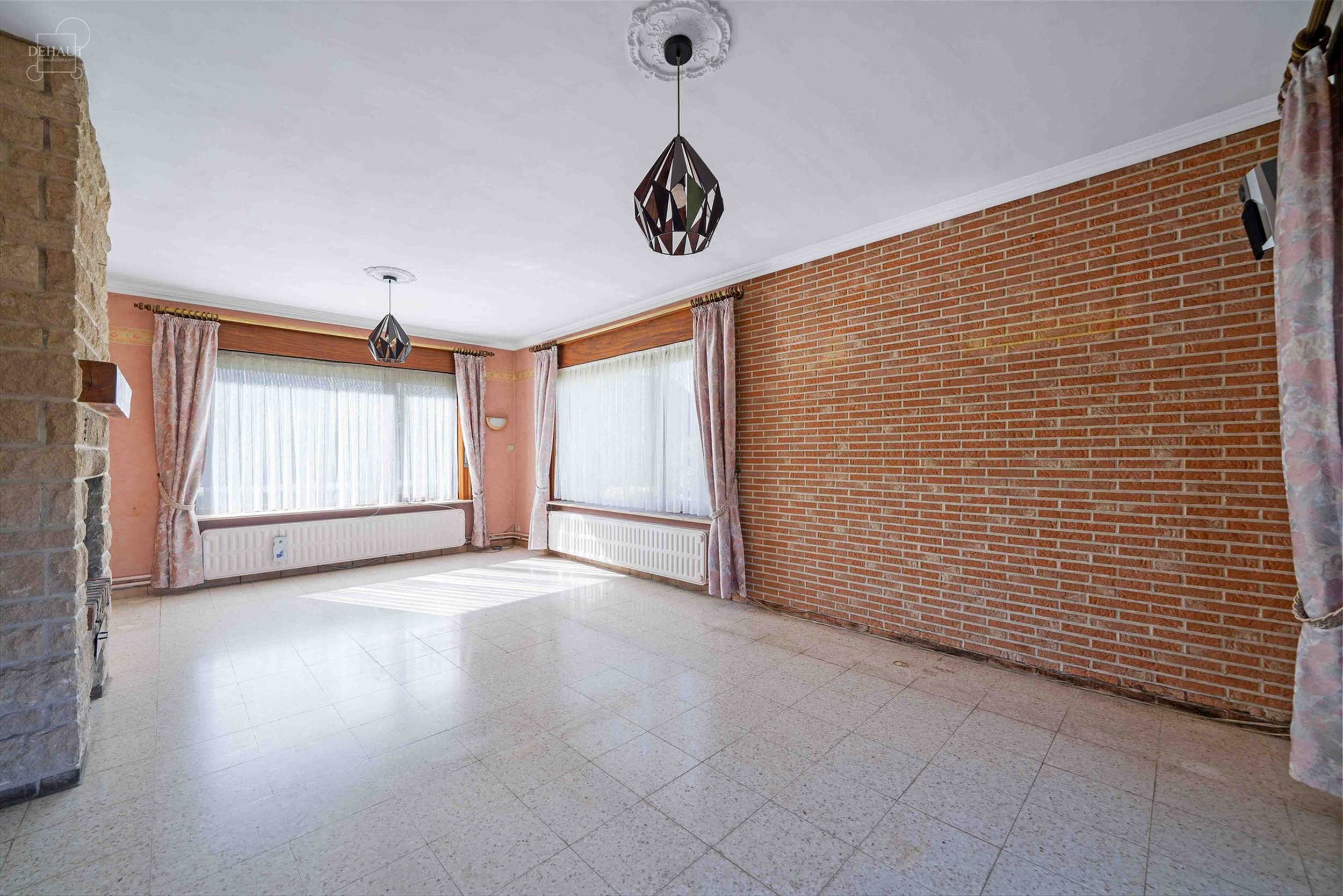 Vrijstaand huis met garage ideaal gelegen aan de rand van een woonwijk.
Beschikt over een inkomhal, lichte woonkamer, keuken, kelder, serre, WC, badk...