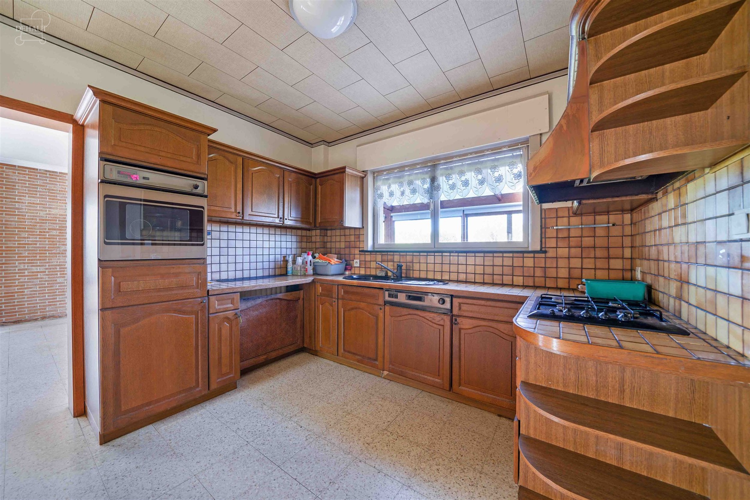 Vrijstaand huis met garage ideaal gelegen aan de rand van een woonwijk.
Beschikt over een inkomhal, lichte woonkamer, keuken, kelder, serre, WC, badk...