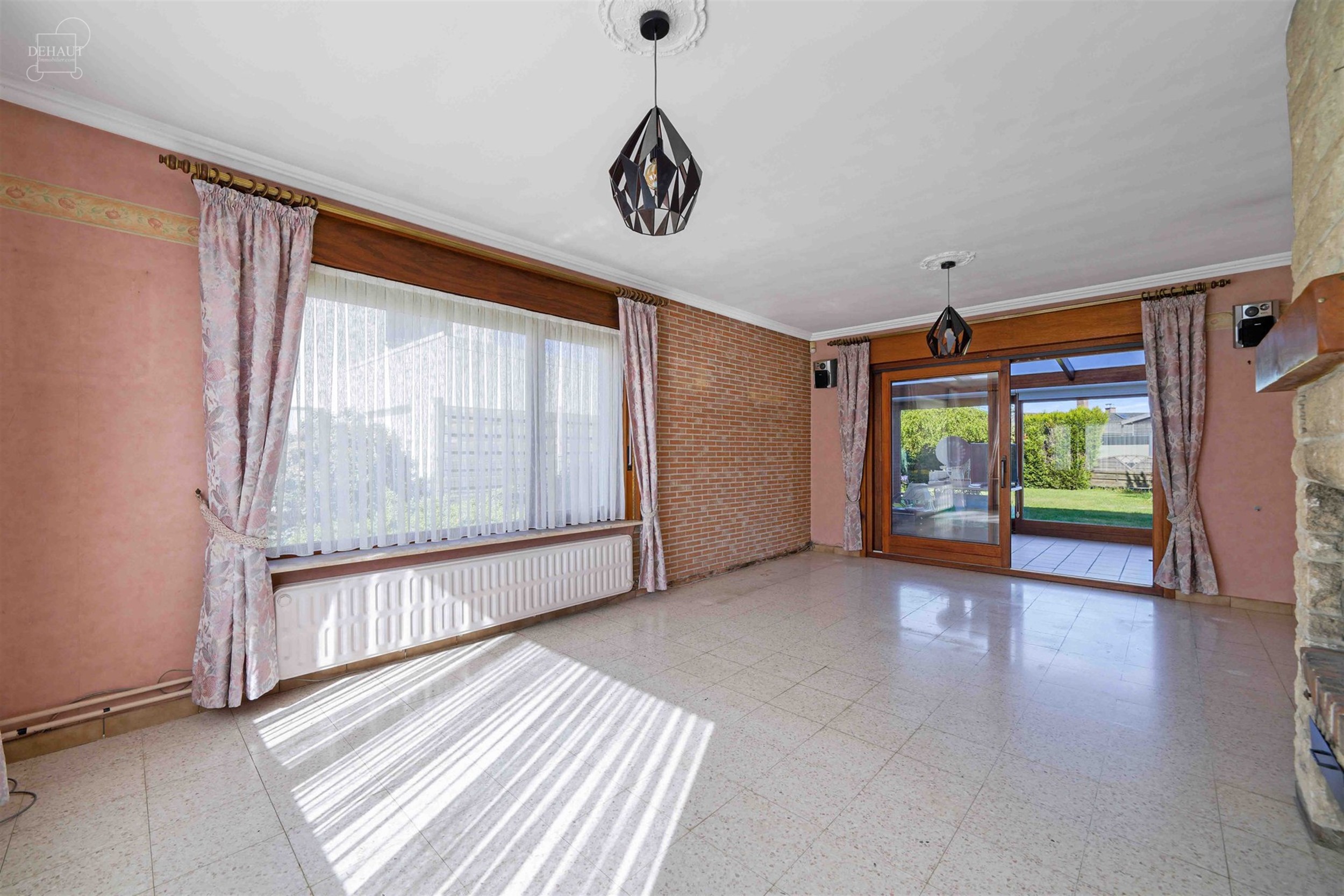 Vrijstaand huis met garage ideaal gelegen aan de rand van een woonwijk.
Beschikt over een inkomhal, lichte woonkamer, keuken, kelder, serre, WC, badk...