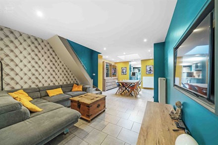 Aantrekkelijk dorpshuis dicht bij het centrum van COMINES. De begane grond bestaat uit een hal die leidt naar een woonkamer, een moderne inbouwkeuken,...