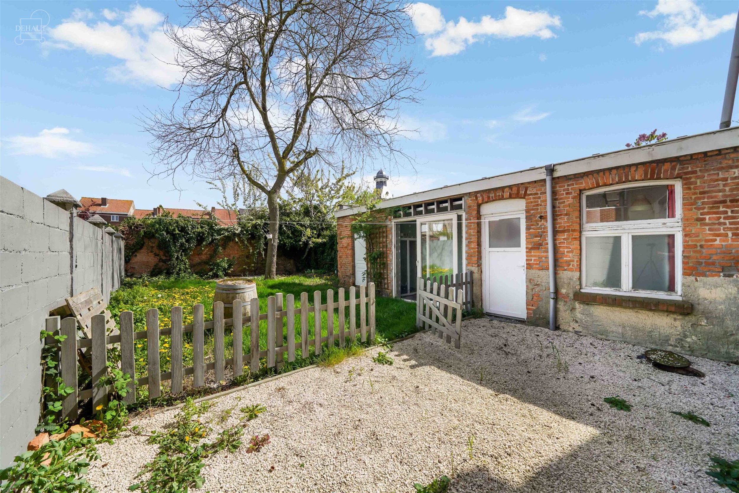 Ruime rijwoning met een inkomhal, een woonkamer, een keuken, een kelder, een wasruimte/toilet, een eerste badkamer, 4 slaapkamers en een ruime oudersl...