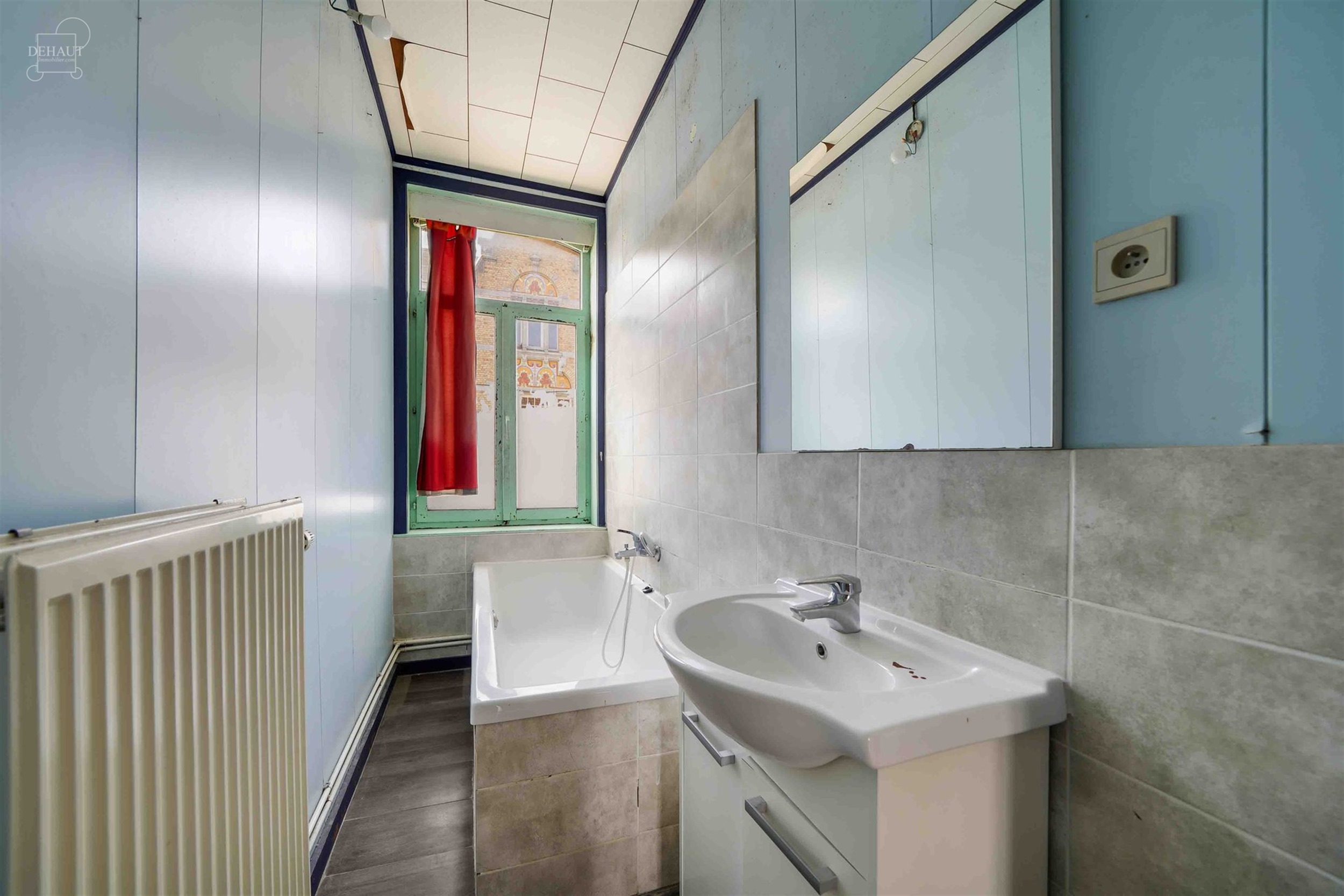 Ruime rijwoning met een inkomhal, een woonkamer, een keuken, een kelder, een wasruimte/toilet, een eerste badkamer, 4 slaapkamers en een ruime oudersl...