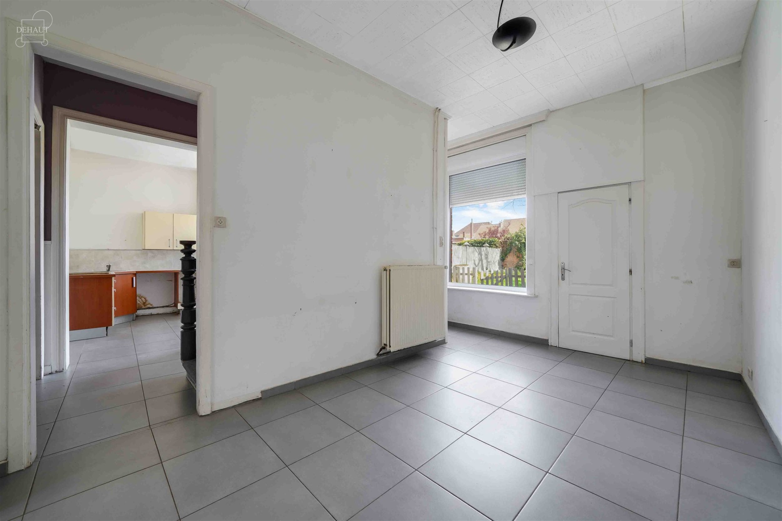 Ruime rijwoning met een inkomhal, een woonkamer, een keuken, een kelder, een wasruimte/toilet, een eerste badkamer, 4 slaapkamers en een ruime oudersl...