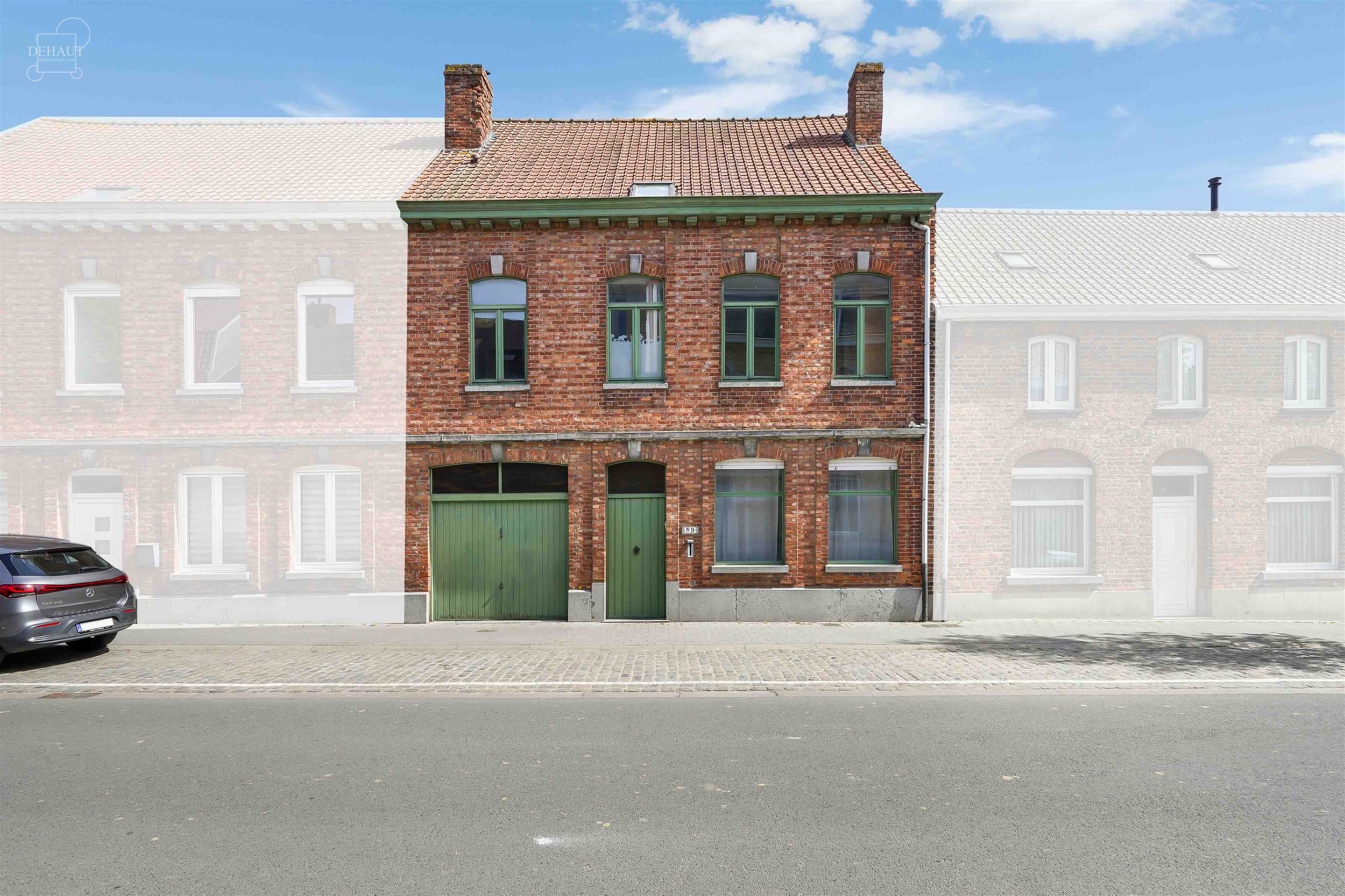 Ruime rijwoning met een inkomhal, een woonkamer, een keuken, een kelder, een wasruimte/toilet, een eerste badkamer, 4 slaapkamers en een ruime oudersl...