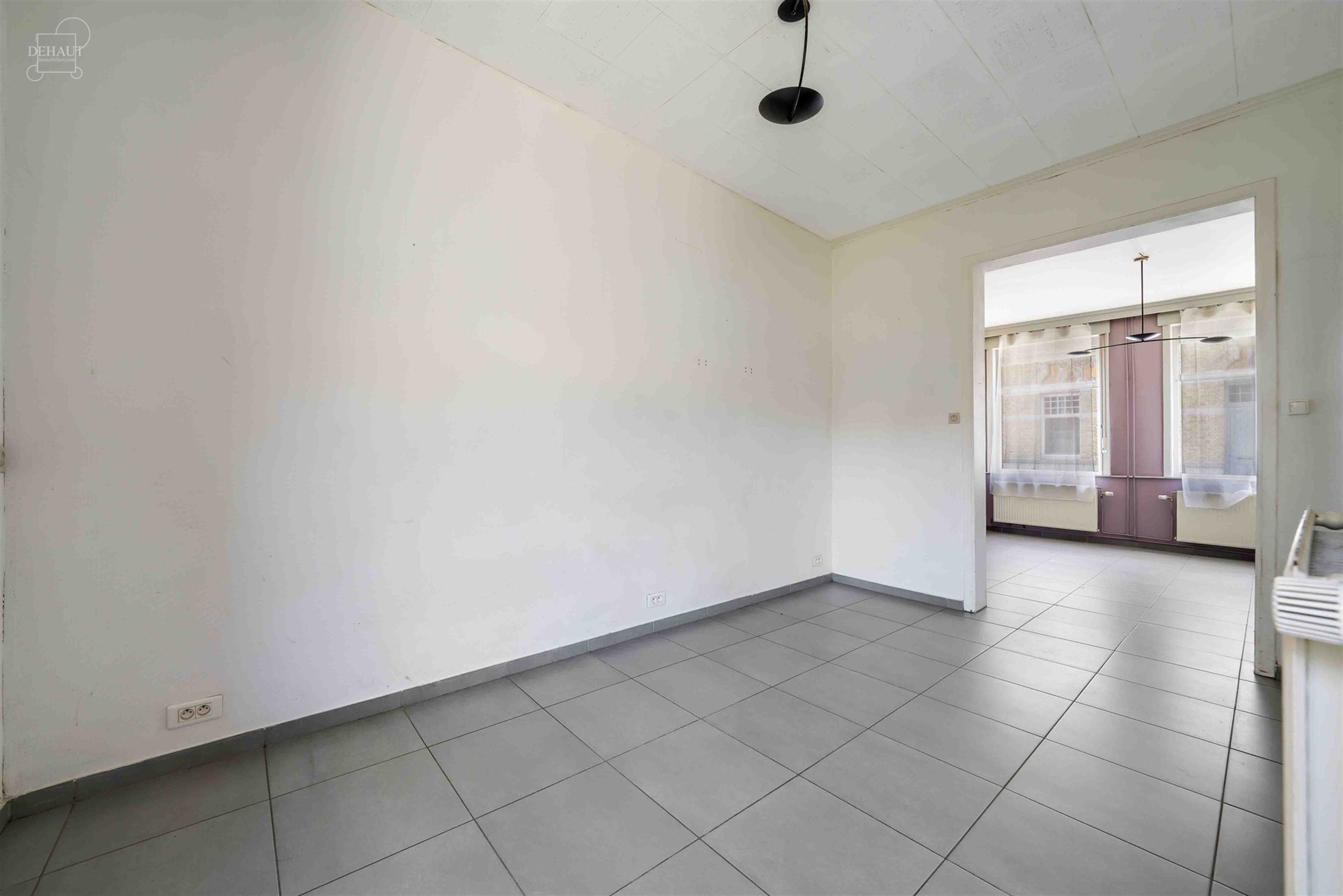 Ruime rijwoning met een inkomhal, een woonkamer, een keuken, een kelder, een wasruimte/toilet, een eerste badkamer, 4 slaapkamers en een ruime oudersl...