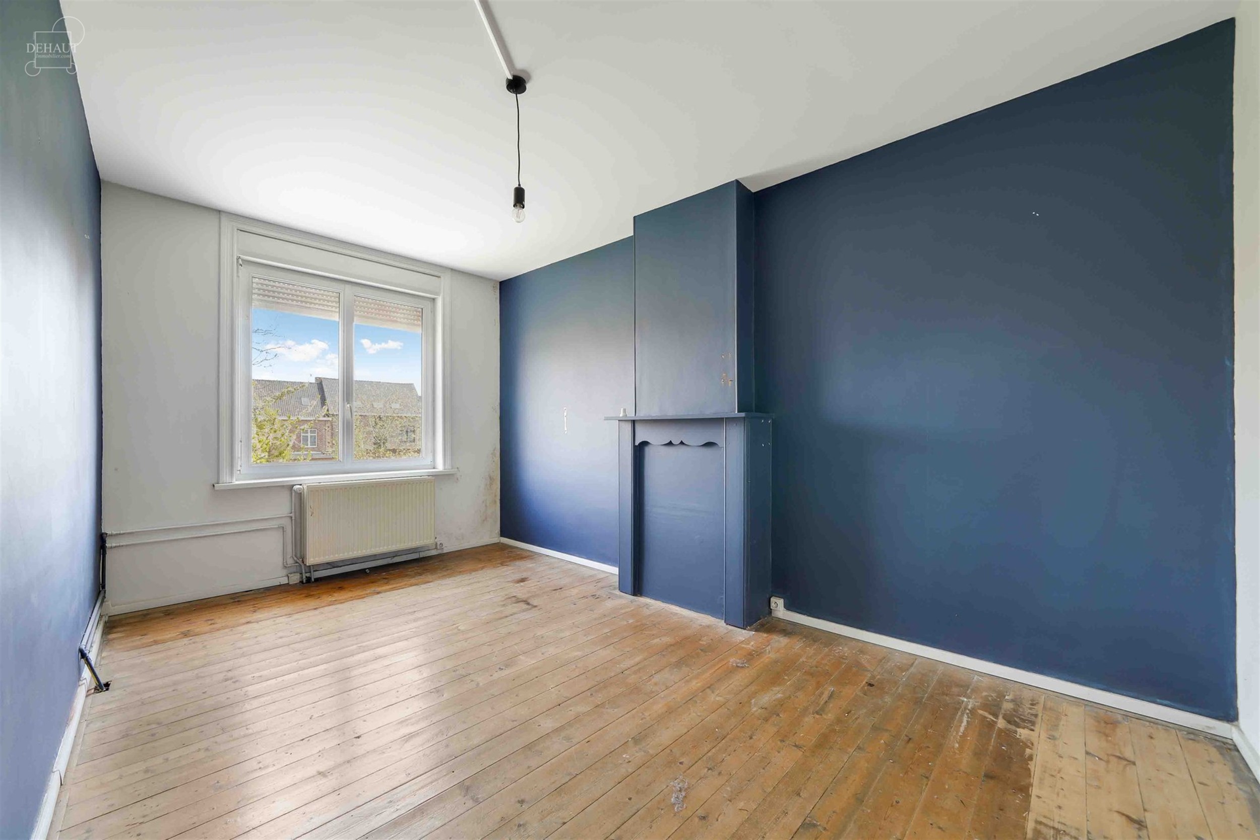 Ruime rijwoning met een inkomhal, een woonkamer, een keuken, een kelder, een wasruimte/toilet, een eerste badkamer, 4 slaapkamers en een ruime oudersl...