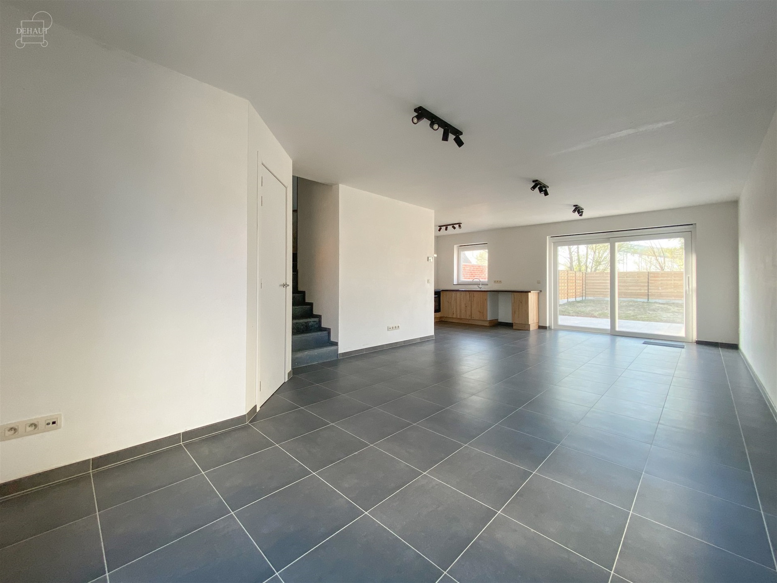 Schitterend nieuw semi-individueel gebouw bestaande uit een inkomhal, een woonkamer die uitgeeft op een ingerichte keuken, een bijkeuken, twee toilett...