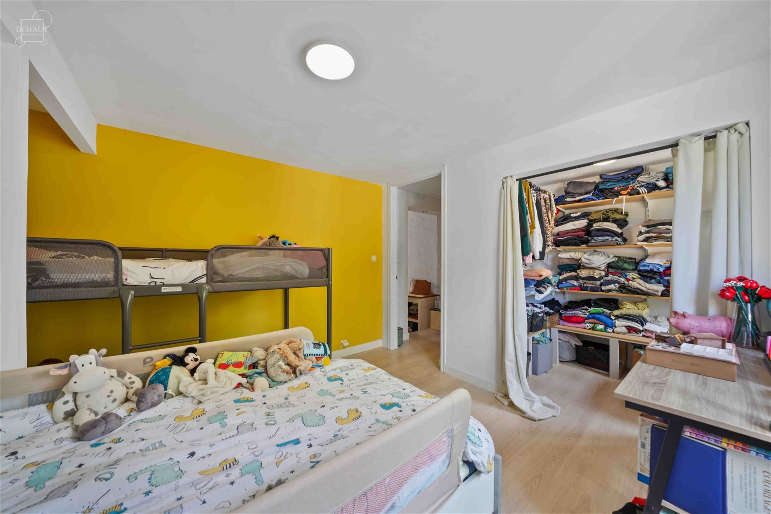 Jolie maison de ville située à deux pas de la Lys. Se compose d'un hall d'entrée desservant un séjour, une cuisine équipée, une salle de bain, u...