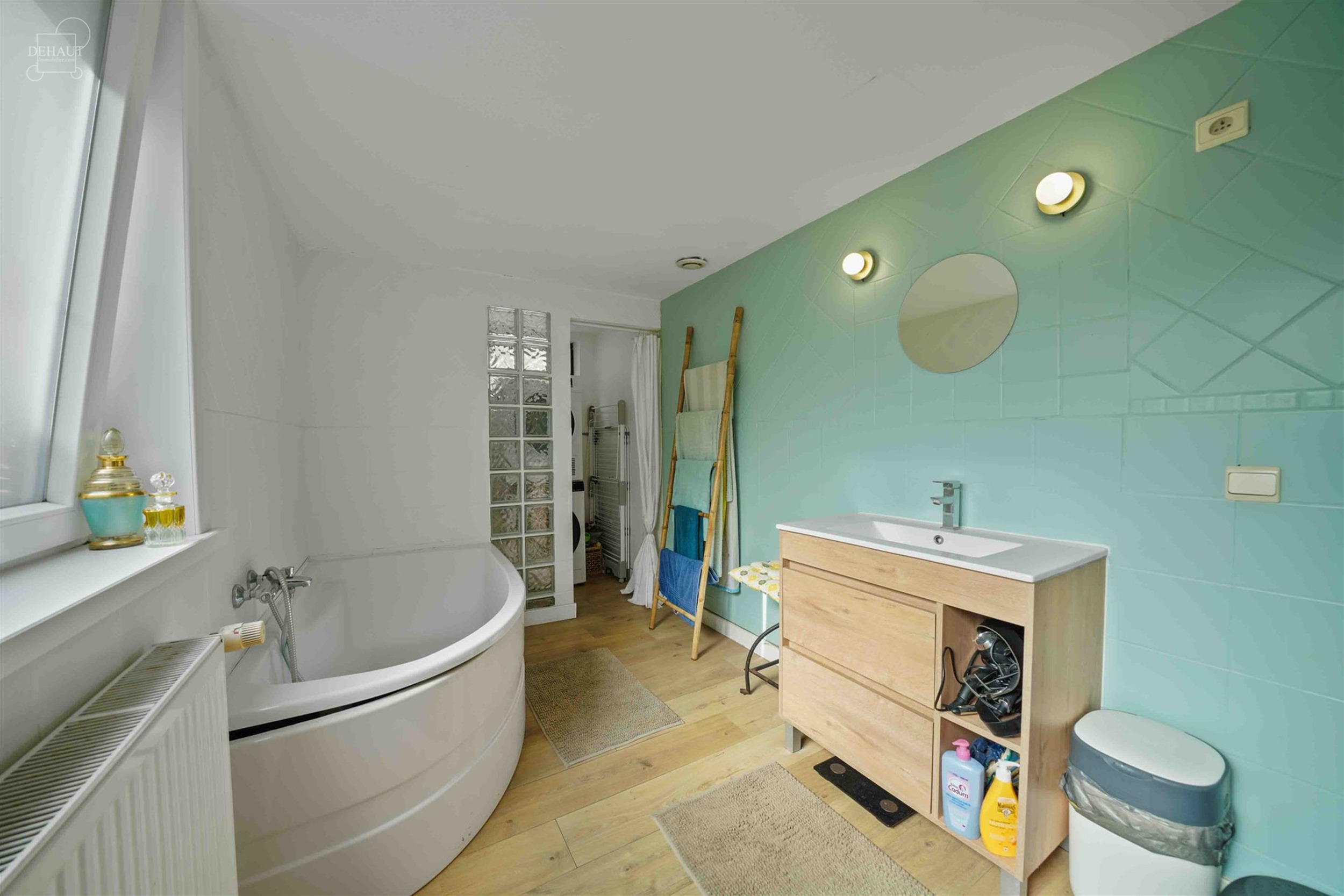 Jolie maison de ville située à deux pas de la Lys. Se compose d'un hall d'entrée desservant un séjour, une cuisine équipée, une salle de bain, u...