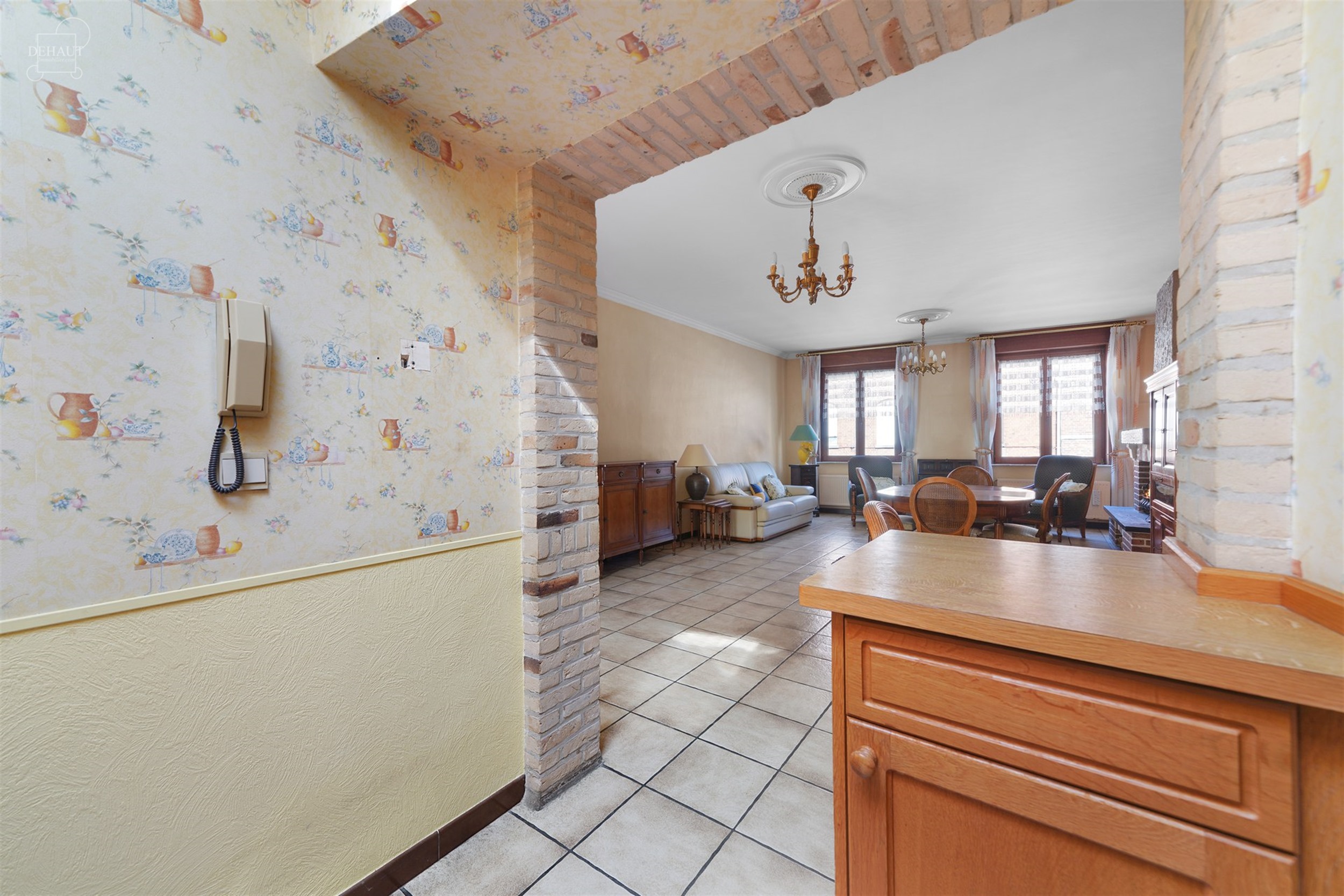 Aantrekkelijk, ruim appartement vlakbij het stadscentrum, met garage en tuin.
Begane grond: hal, bijkeuken, kelder en garage. Eerste verdieping: grot...
