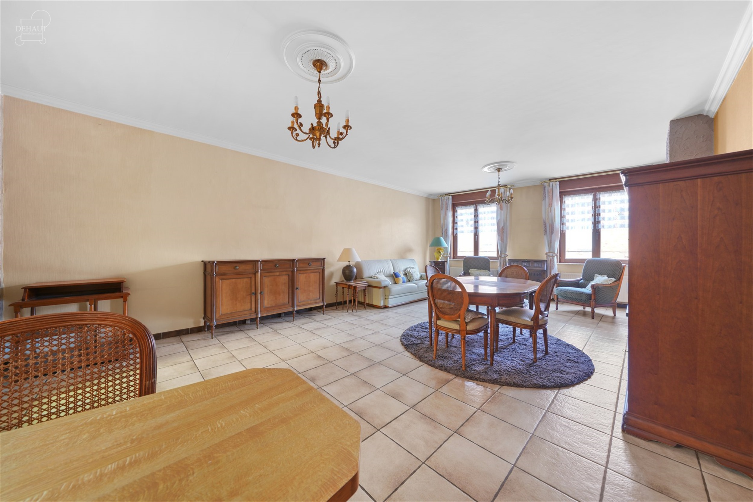 Aantrekkelijk, ruim appartement vlakbij het stadscentrum, met garage en tuin.
Begane grond: hal, bijkeuken, kelder en garage. Eerste verdieping: grot...