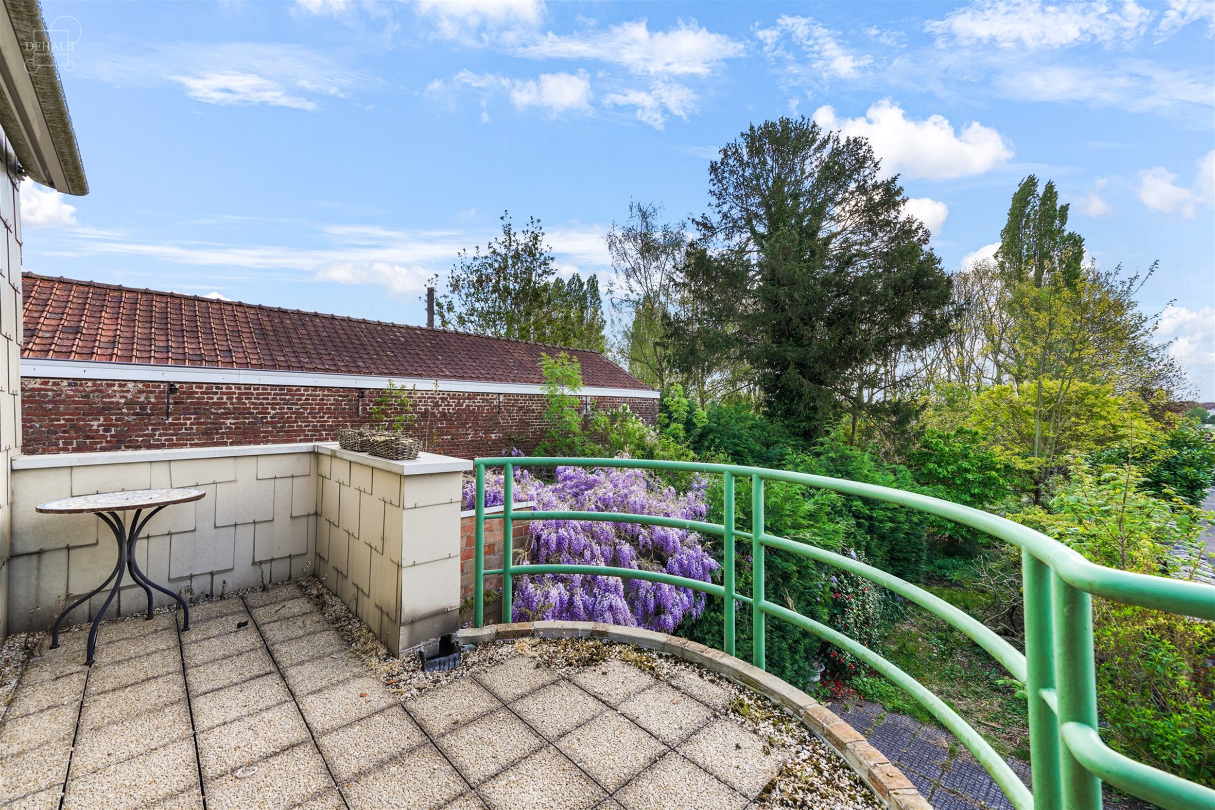 Aantrekkelijk, ruim appartement vlakbij het stadscentrum, met garage en tuin.
Begane grond: hal, bijkeuken, kelder en garage. Eerste verdieping: grot...