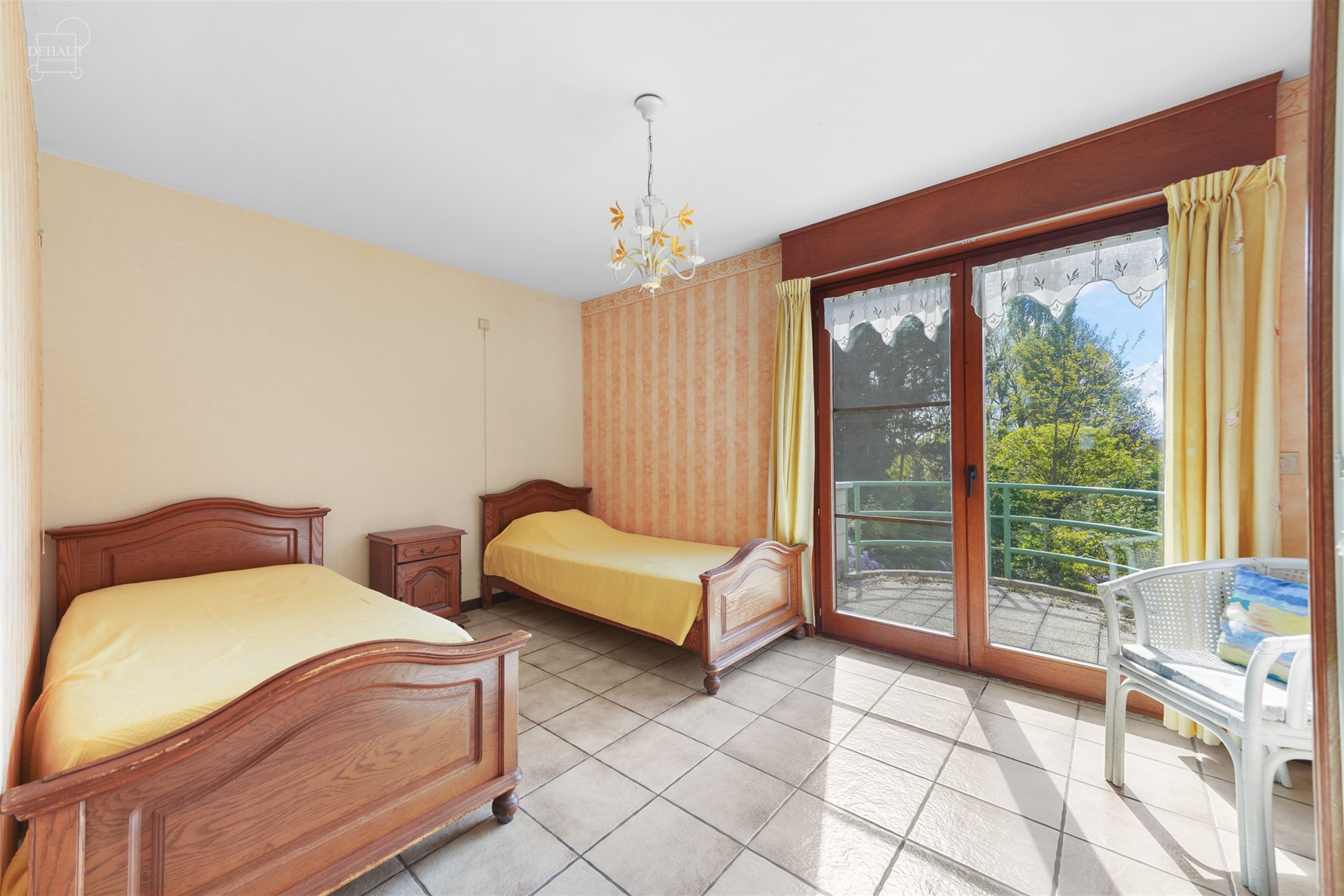 Aantrekkelijk, ruim appartement vlakbij het stadscentrum, met garage en tuin.
Begane grond: hal, bijkeuken, kelder en garage. Eerste verdieping: grot...