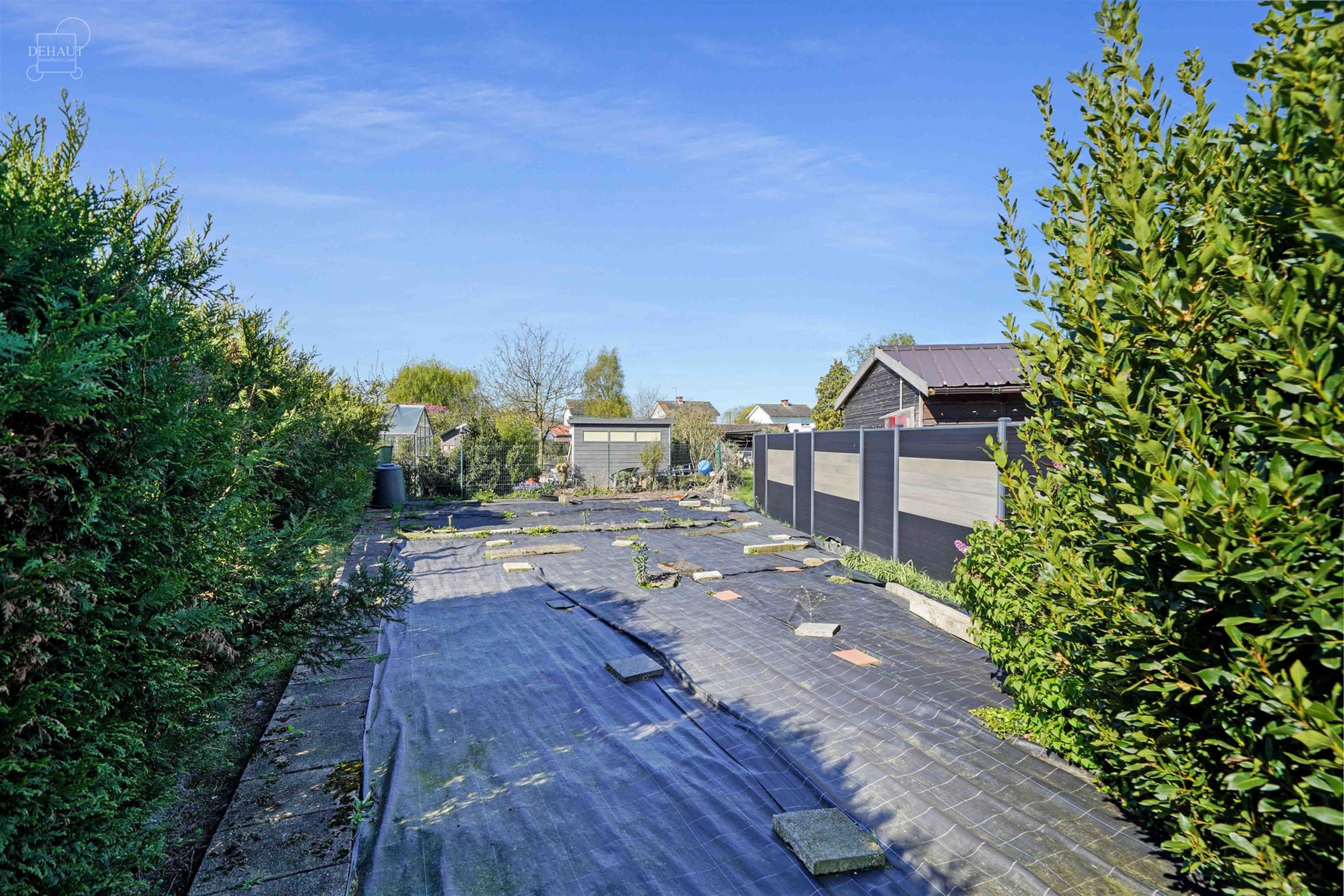 Vrijstaand huis met garage ideaal gelegen aan de rand van een woonwijk.
Beschikt over een inkomhal, lichte woonkamer, keuken, kelder, serre, WC, badk...