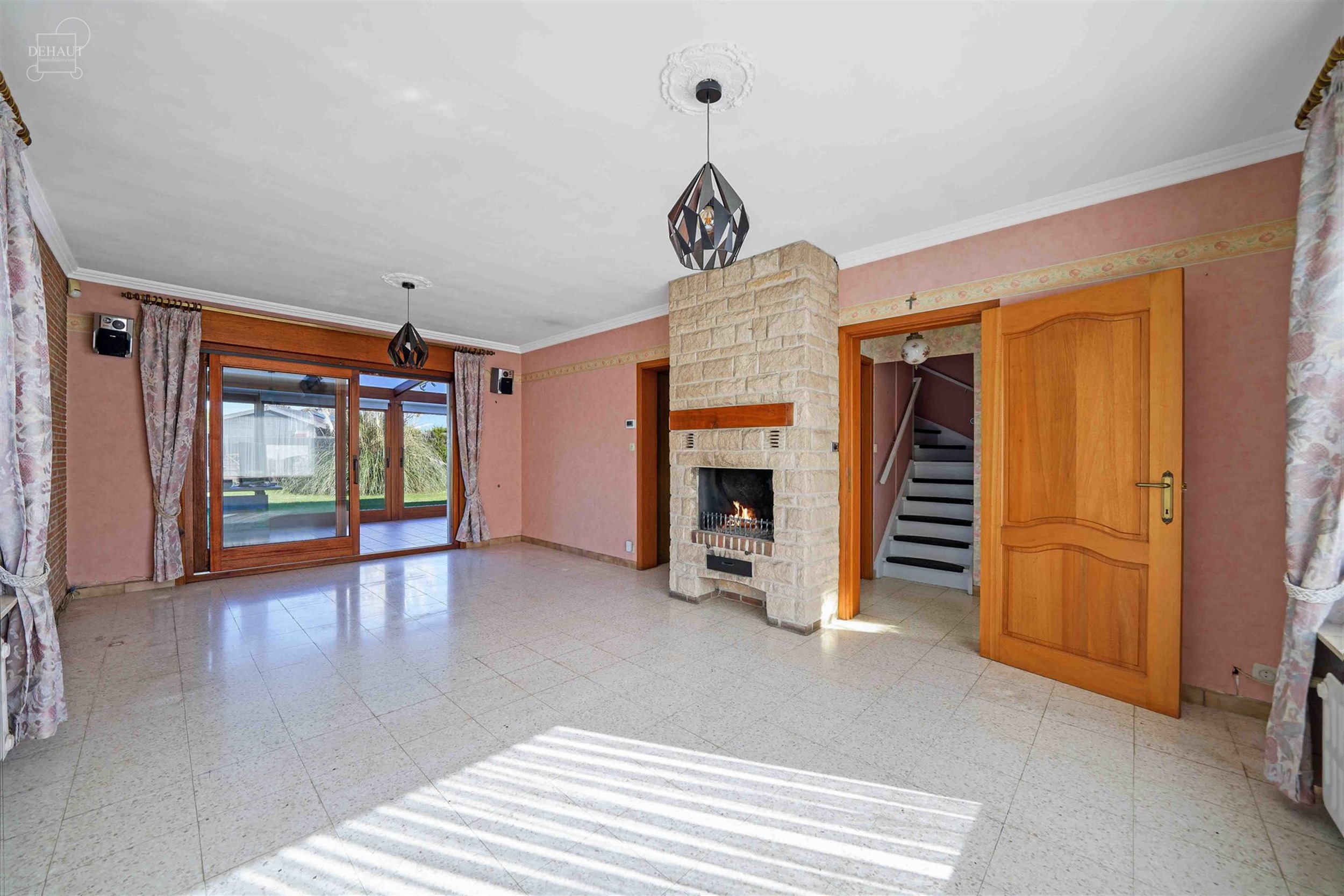 Vrijstaand huis met garage ideaal gelegen aan de rand van een woonwijk.
Beschikt over een inkomhal, lichte woonkamer, keuken, kelder, serre, WC, badk...