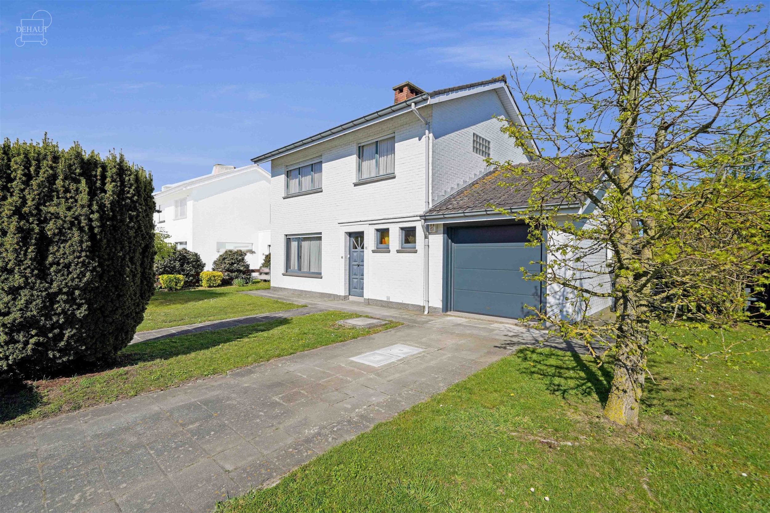 Vrijstaand huis met garage ideaal gelegen aan de rand van een woonwijk.
Beschikt over een inkomhal, lichte woonkamer, keuken, kelder, serre, WC, badk...