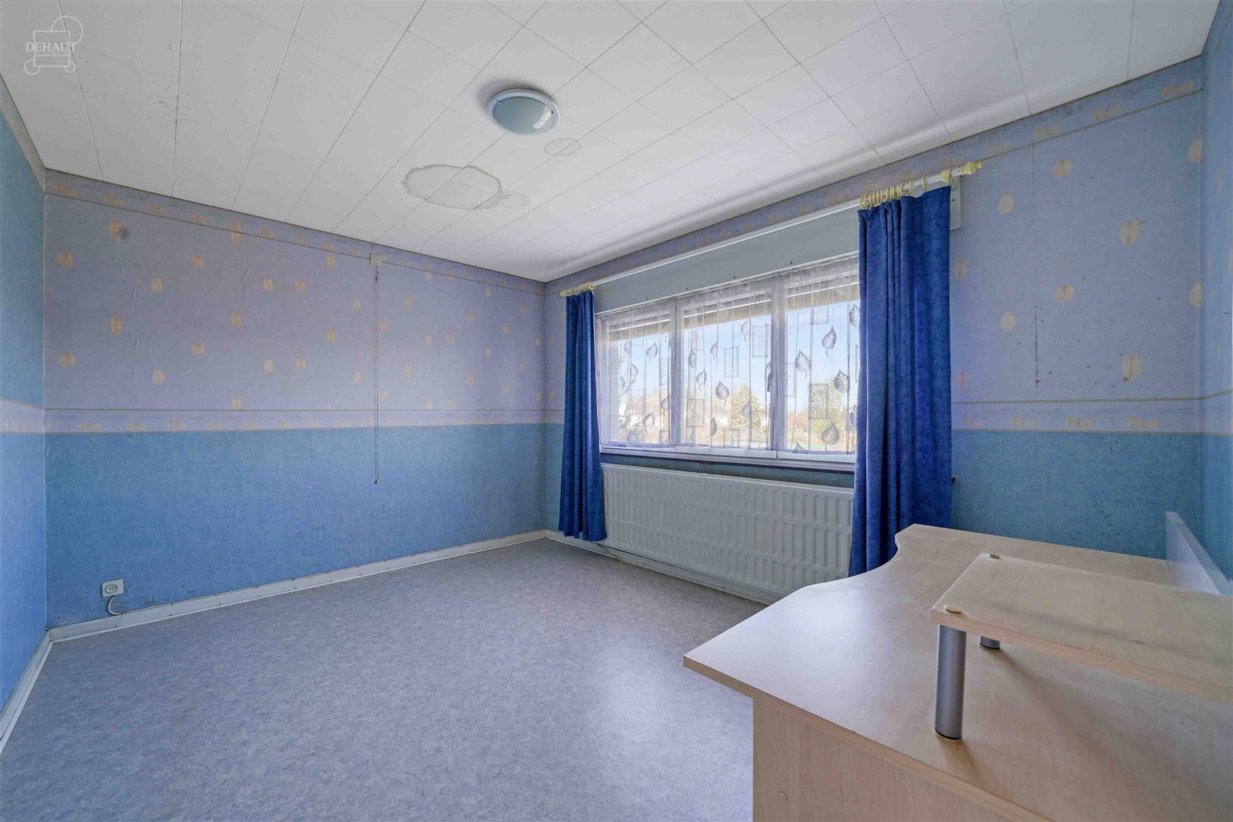 Vrijstaand huis met garage ideaal gelegen aan de rand van een woonwijk.
Beschikt over een inkomhal, lichte woonkamer, keuken, kelder, serre, WC, badk...