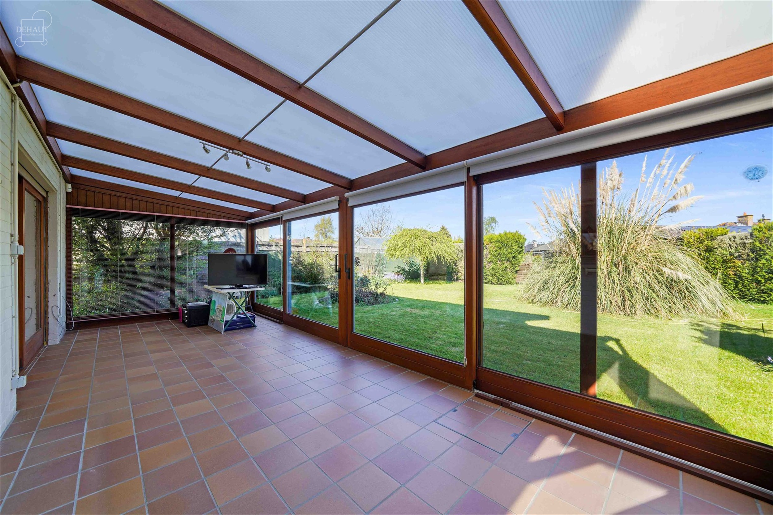 Vrijstaand huis met garage ideaal gelegen aan de rand van een woonwijk.
Beschikt over een inkomhal, lichte woonkamer, keuken, kelder, serre, WC, badk...