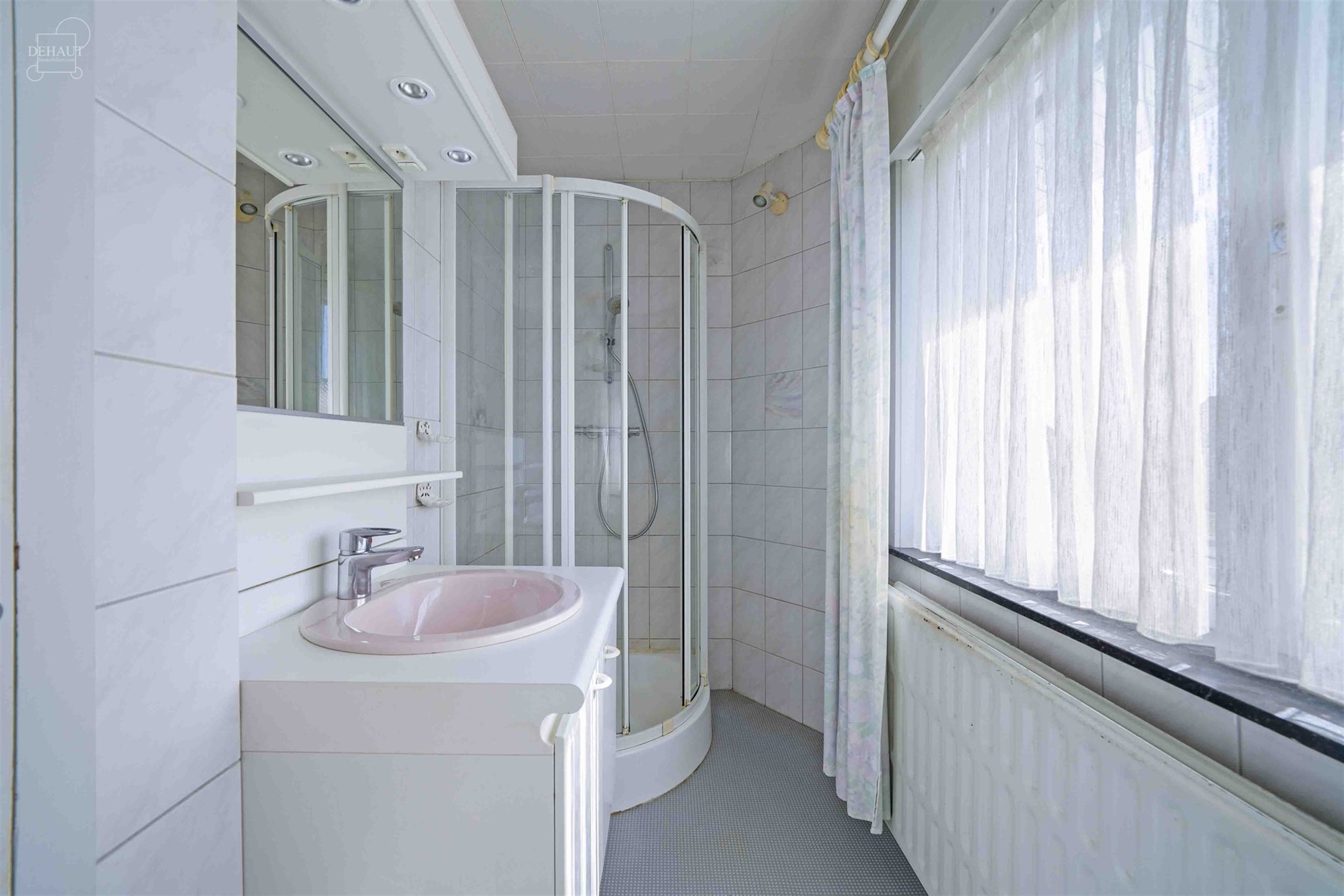 Vrijstaand huis met garage ideaal gelegen aan de rand van een woonwijk.
Beschikt over een inkomhal, lichte woonkamer, keuken, kelder, serre, WC, badk...