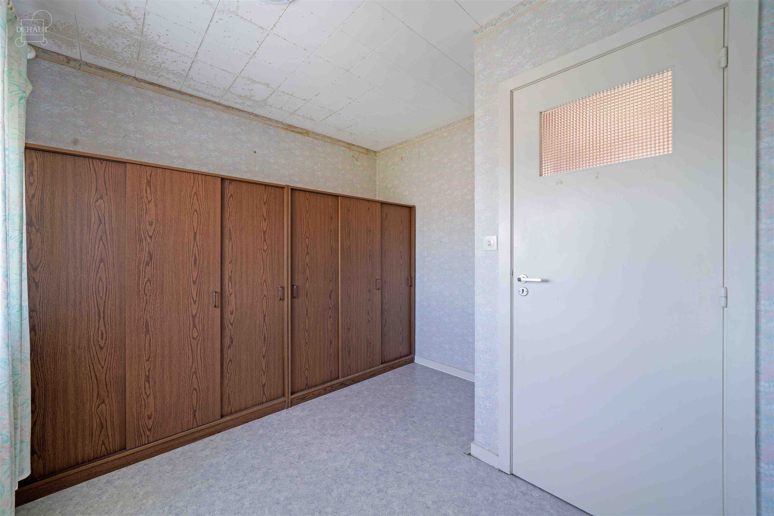 Vrijstaand huis met garage ideaal gelegen aan de rand van een woonwijk.
Beschikt over een inkomhal, lichte woonkamer, keuken, kelder, serre, WC, badk...