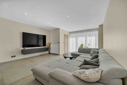 Zeer aantrekkelijke 3-gevelwoning van ca. 214m², volledig en smaakvol gerenoveerd! Woonkamer, ingerichte keuken, bijkeuken, bijkeuken, 3 WC's, 2 badk...