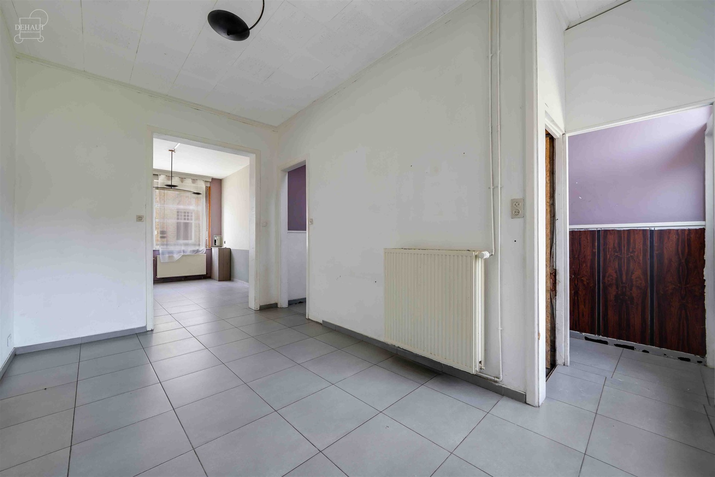 Ruime rijwoning met een inkomhal, een woonkamer, een keuken, een kelder, een wasruimte/toilet, een eerste badkamer, 4 slaapkamers en een ruime oudersl...