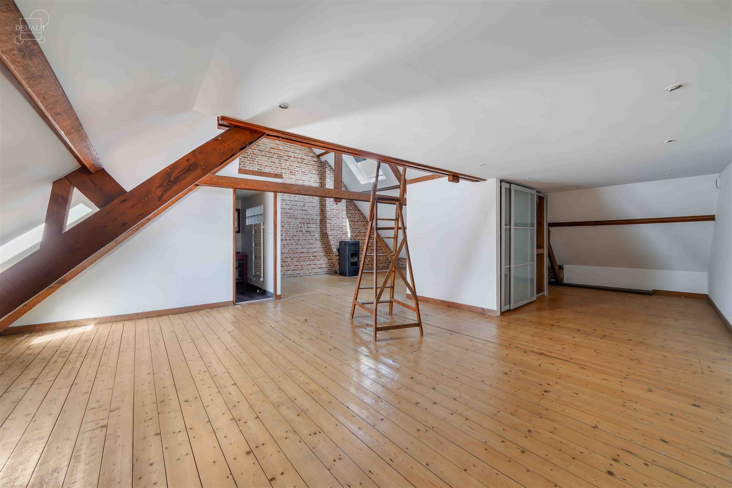 Ruime rijwoning met een inkomhal, een woonkamer, een keuken, een kelder, een wasruimte/toilet, een eerste badkamer, 4 slaapkamers en een ruime oudersl...