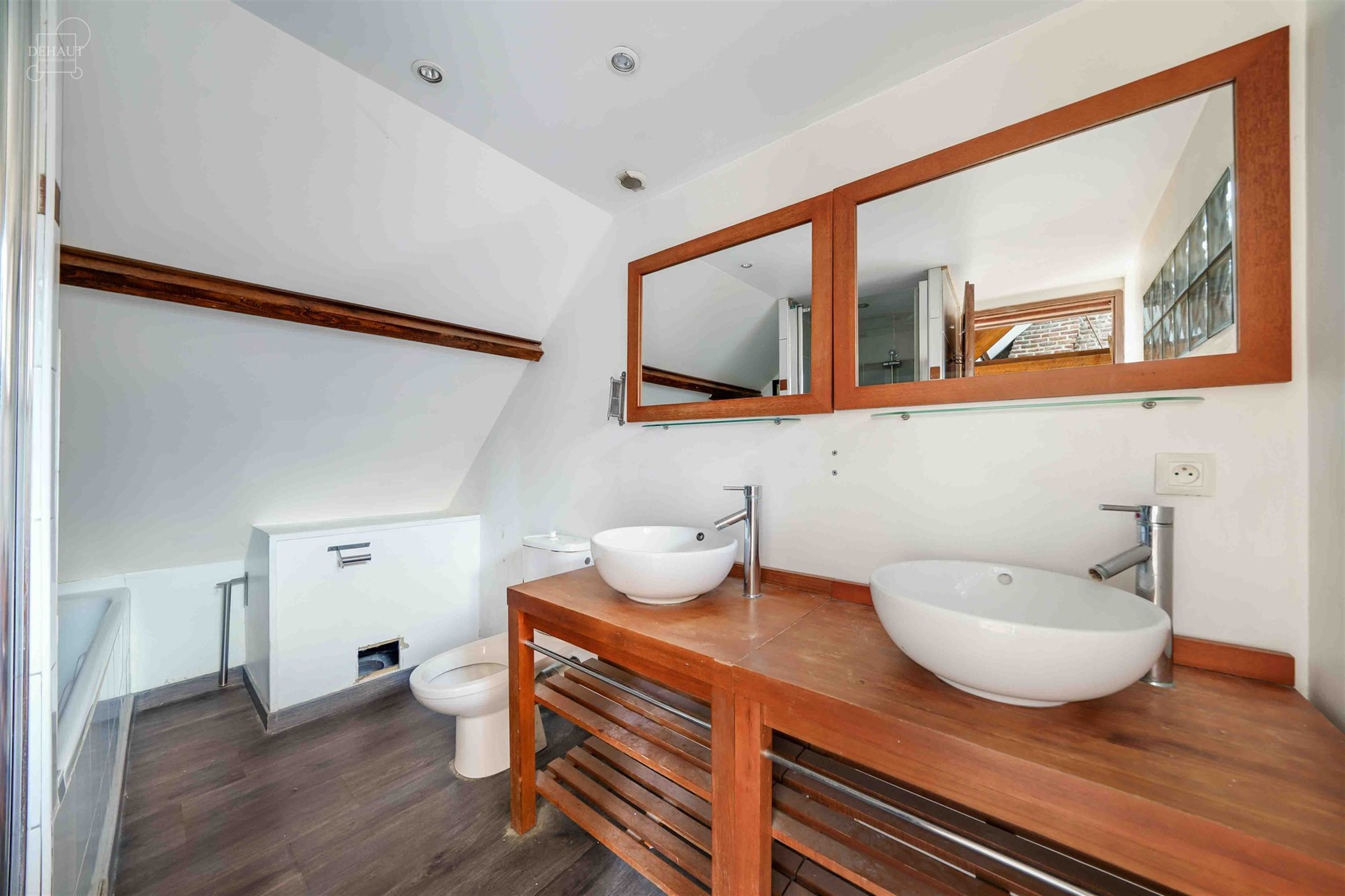 Ruime rijwoning met een inkomhal, een woonkamer, een keuken, een kelder, een wasruimte/toilet, een eerste badkamer, 4 slaapkamers en een ruime oudersl...