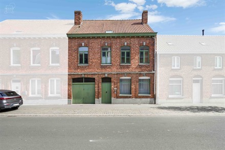 Grote halfvrijstaande woning met entree, woonkamer, keuken, kelder, bijkeuken/toilet, eerste badkamer, 4 slaapkamers en grote ouderslaapkamer met dres...
