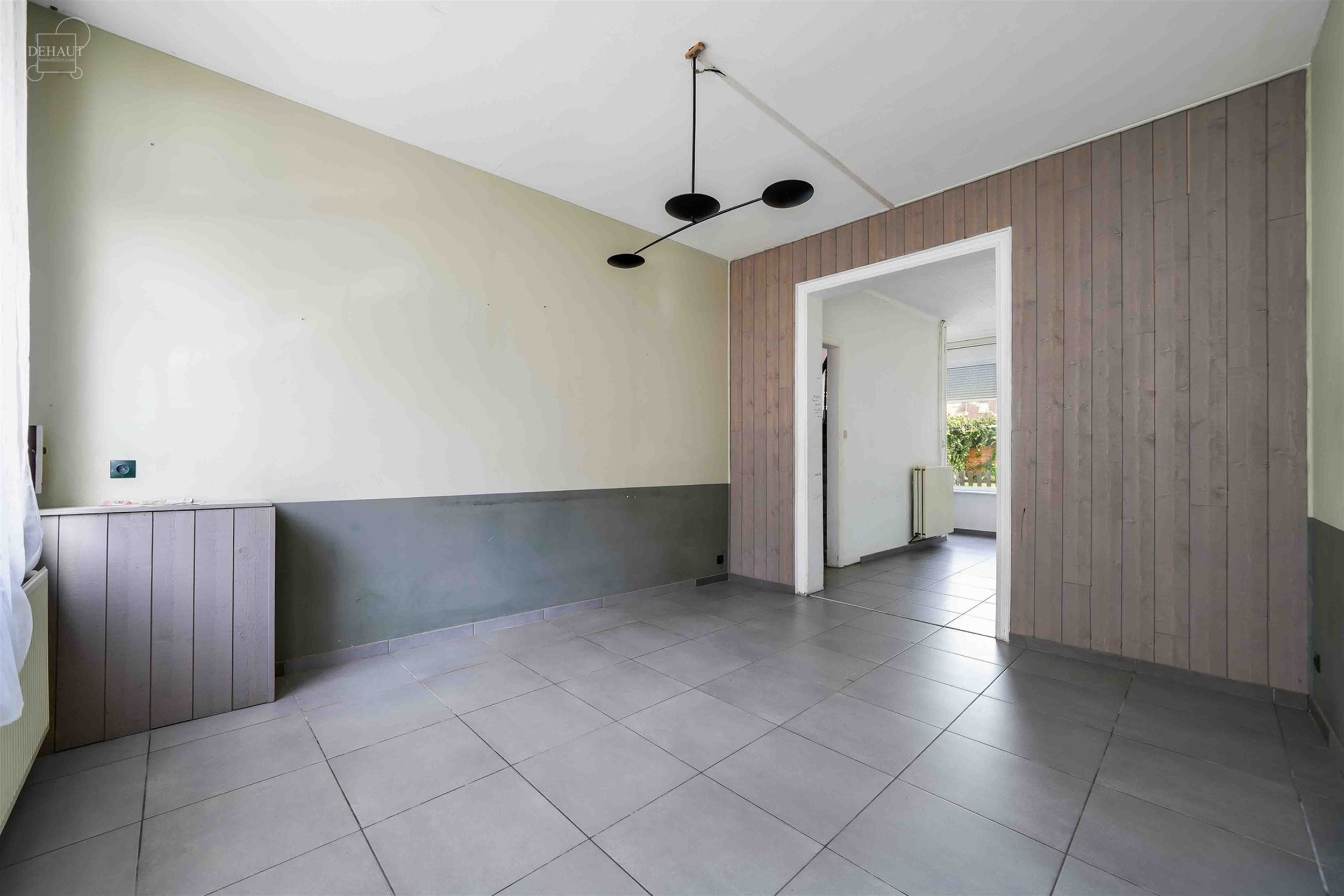 Ruime rijwoning met een inkomhal, een woonkamer, een keuken, een kelder, een wasruimte/toilet, een eerste badkamer, 4 slaapkamers en een ruime oudersl...