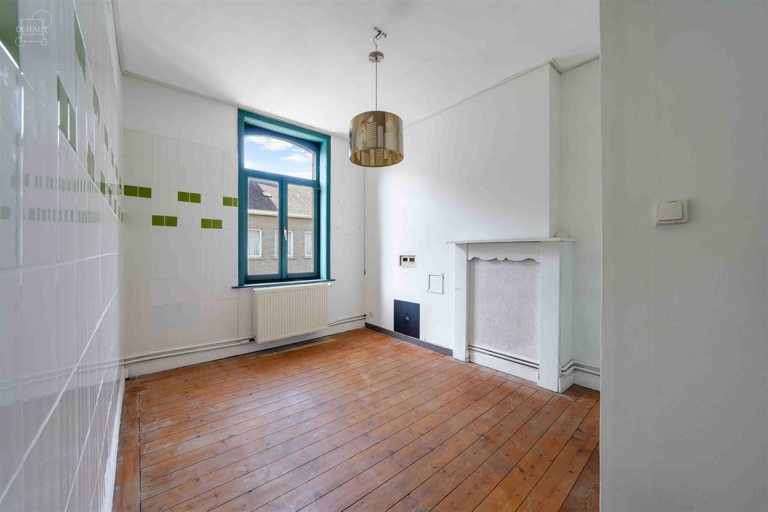 Ruime rijwoning met een inkomhal, een woonkamer, een keuken, een kelder, een wasruimte/toilet, een eerste badkamer, 4 slaapkamers en een ruime oudersl...
