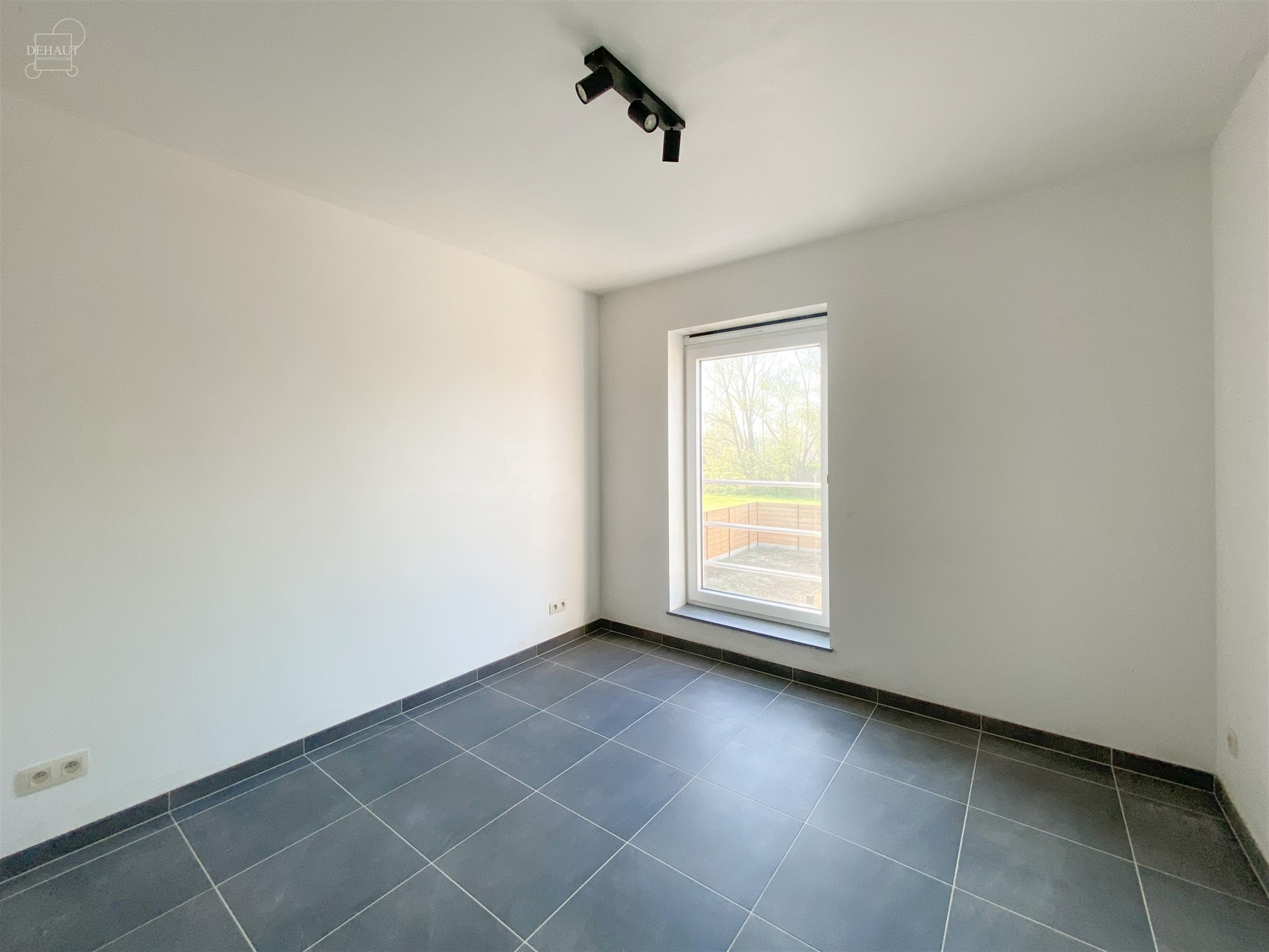 Schitterend nieuw semi-individueel gebouw bestaande uit een inkomhal, een woonkamer die uitgeeft op een ingerichte keuken, een bijkeuken, twee toilett...