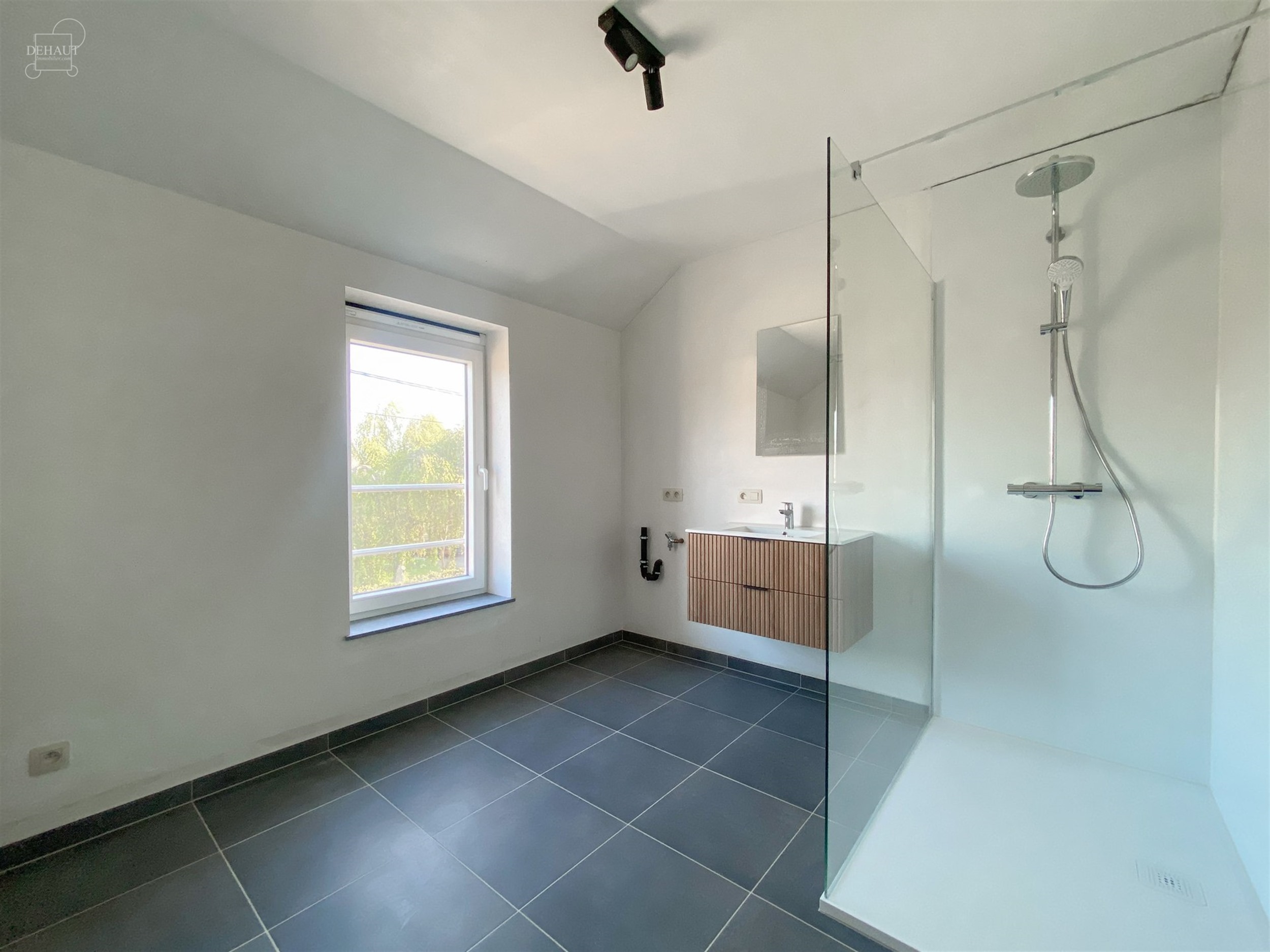Schitterend nieuw semi-individueel gebouw bestaande uit een inkomhal, een woonkamer die uitgeeft op een ingerichte keuken, een bijkeuken, twee toilett...